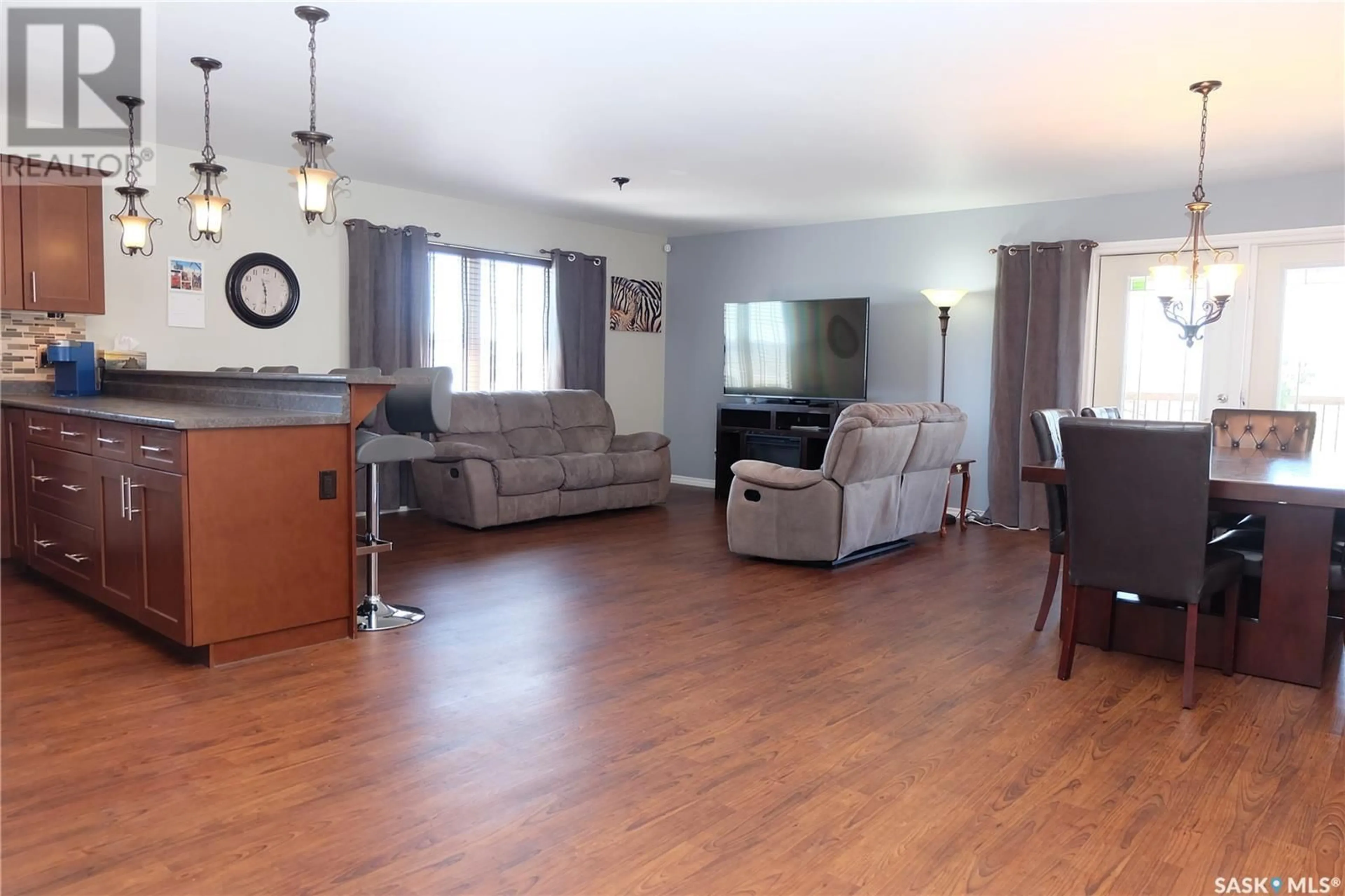 Living room with furniture, wood/laminate floor for 26 MAPLE DRIVE, Neuanlage Saskatchewan S0K1X1