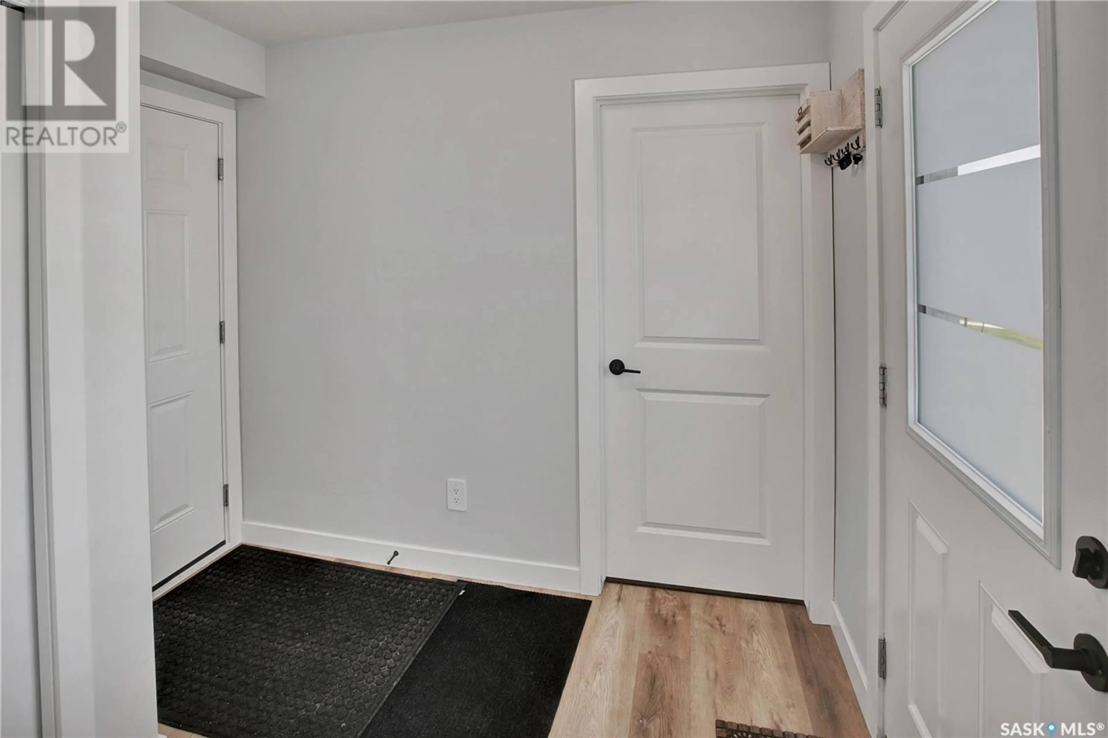Indoor entryway for 17 - 651 DUBOIS CRESCENT, Saskatoon Saskatchewan S7V0R3