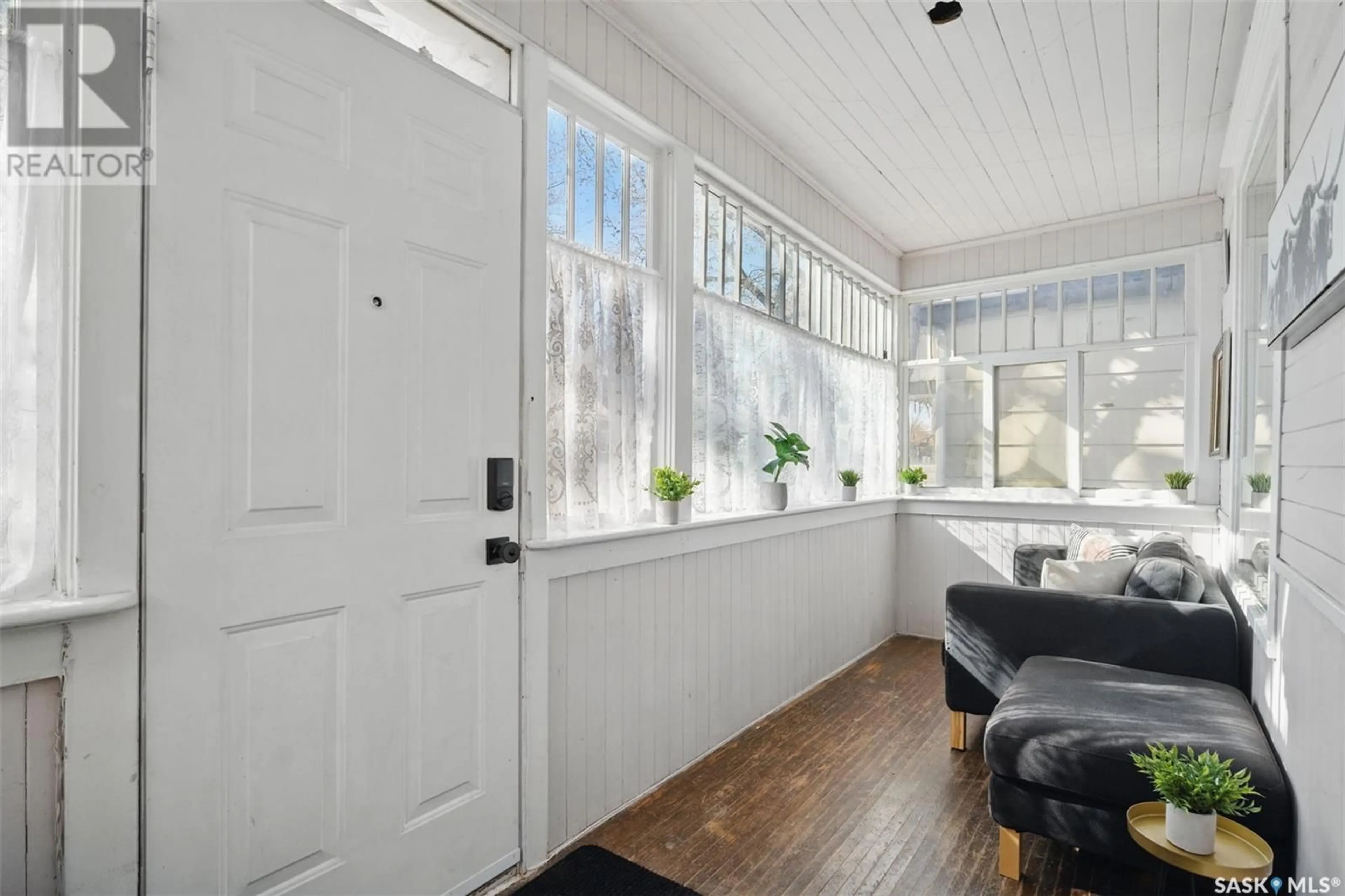 Indoor entryway for 220 F AVENUE, Saskatoon Saskatchewan S7M1T1