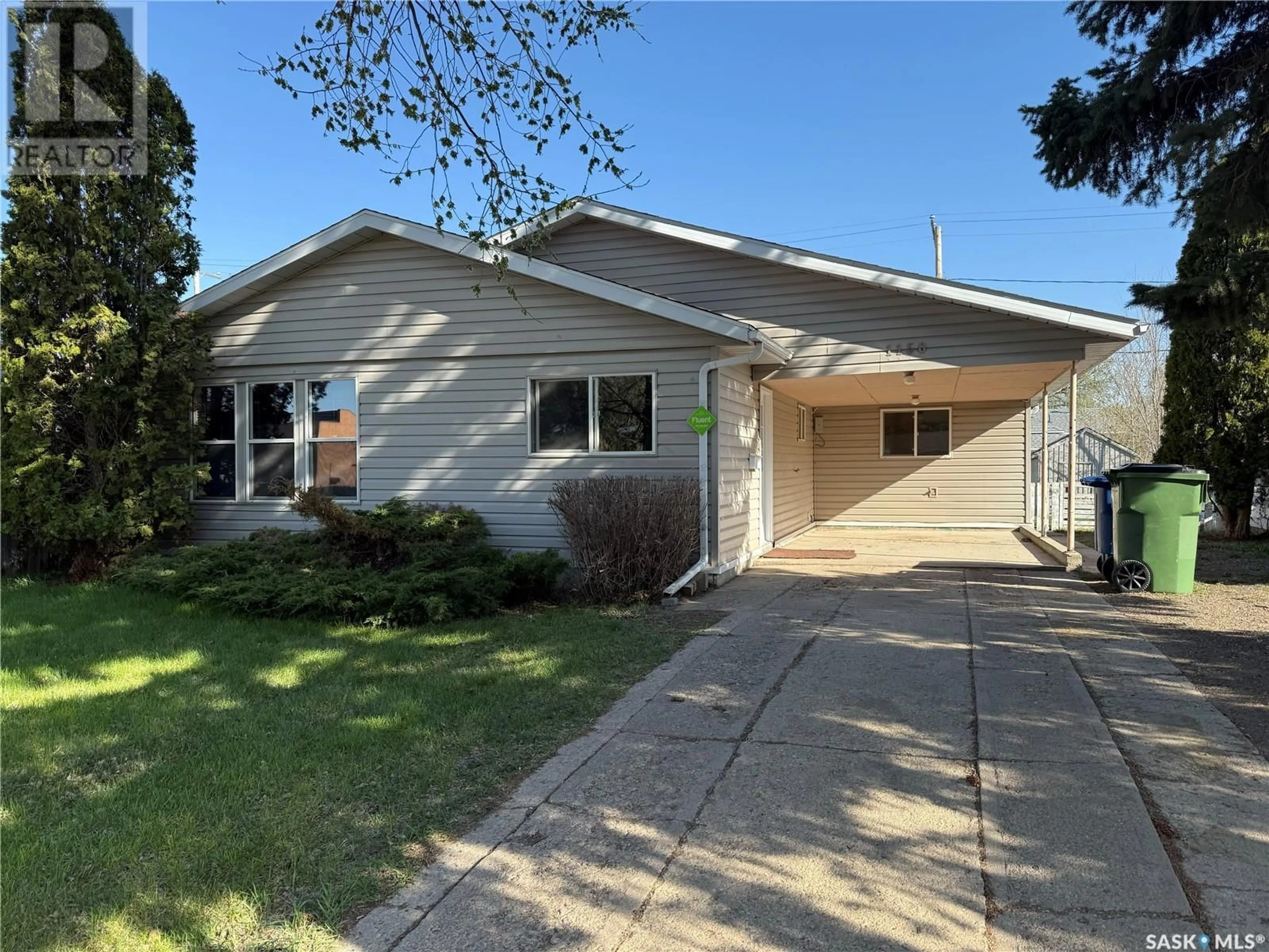 Home with vinyl exterior material, street for 1150 FRANCIS STREET, Moose Jaw Saskatchewan S6H3B7