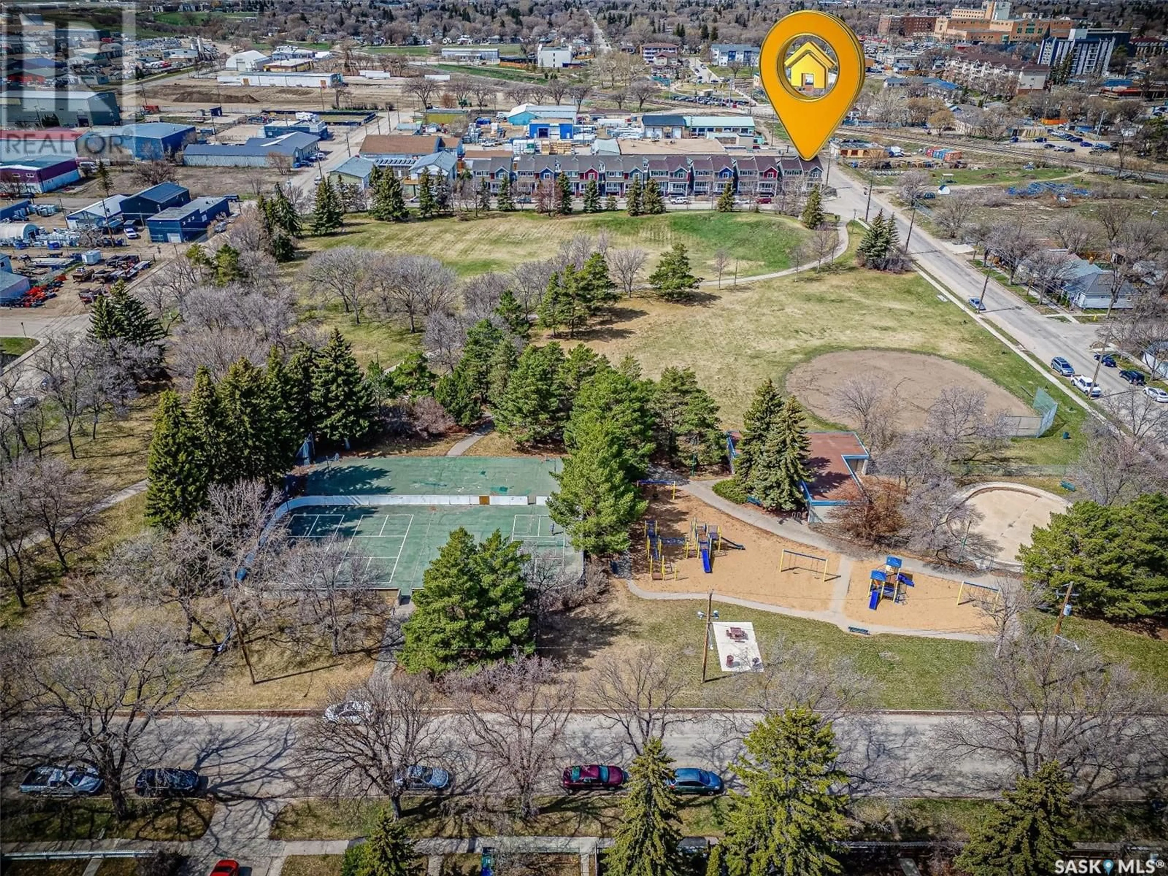 A pic from outside/outdoor area/front of a property/back of a property/a pic from drone, unknown for 413 L AVENUE, Saskatoon Saskatchewan S7M5Y6
