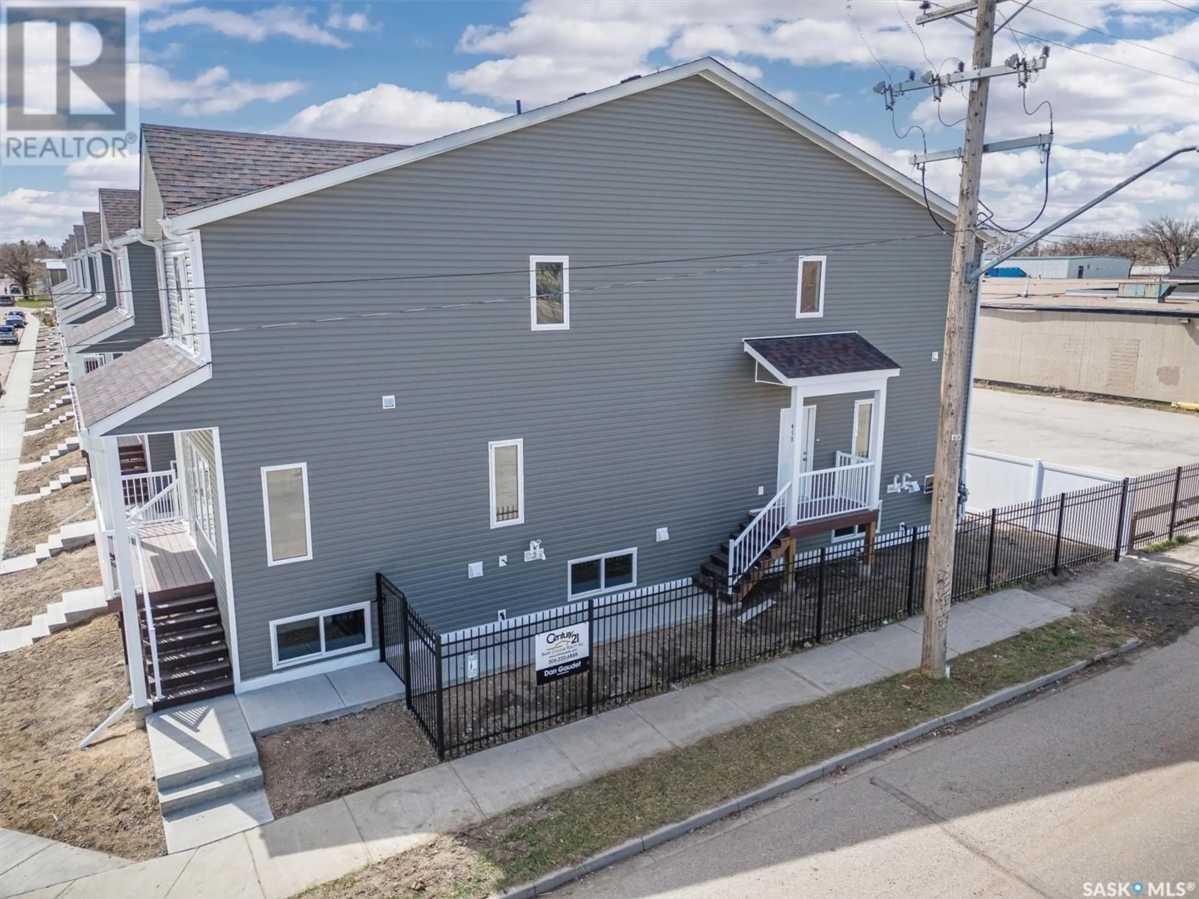 A pic from outside/outdoor area/front of a property/back of a property/a pic from drone, street for 413 L AVENUE, Saskatoon Saskatchewan S7M5Y6
