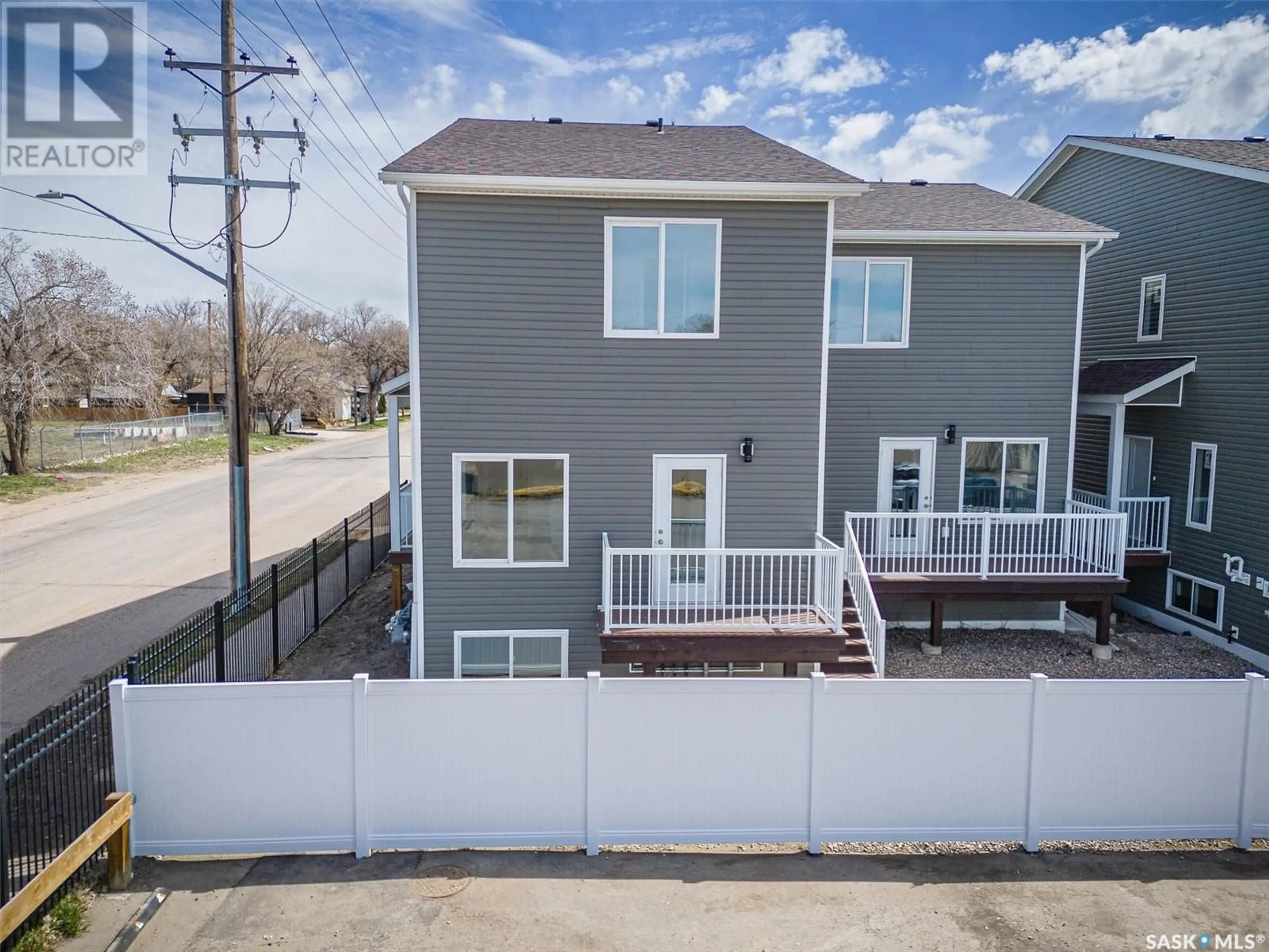 A pic from outside/outdoor area/front of a property/back of a property/a pic from drone, street for 413 L AVENUE, Saskatoon Saskatchewan S7M5Y6