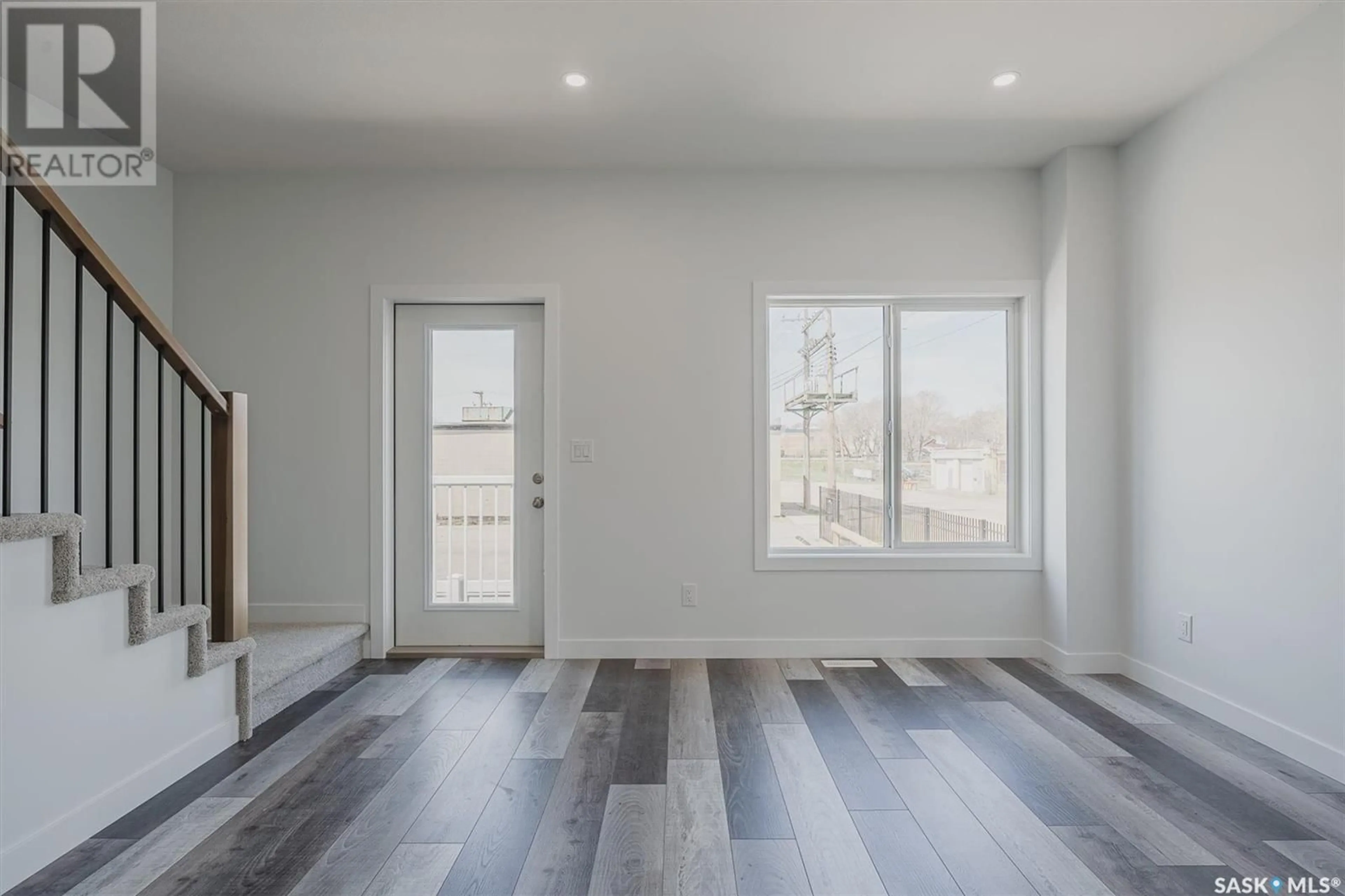 Indoor entryway for 413 L AVENUE, Saskatoon Saskatchewan S7M5Y6