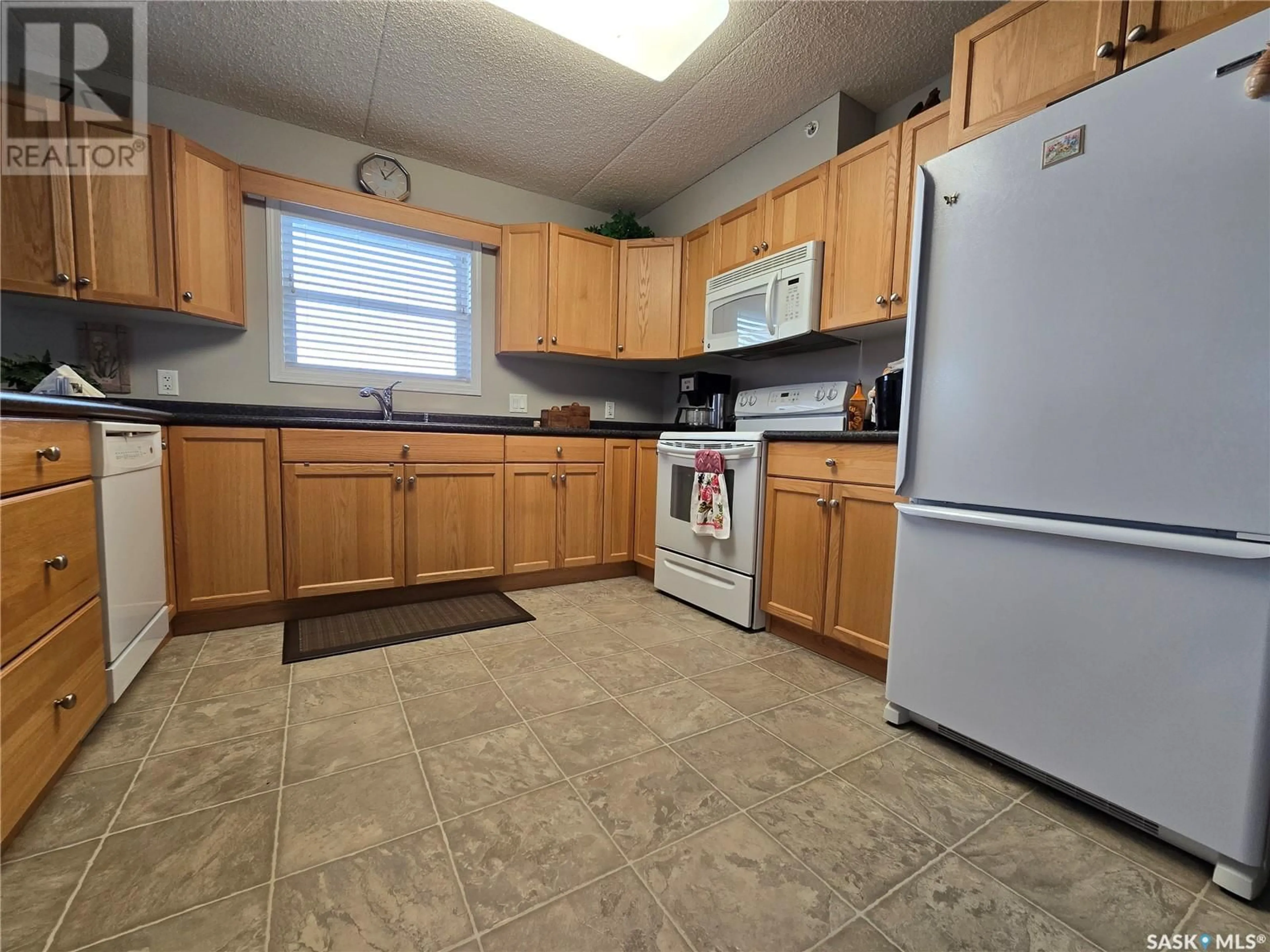 Standard kitchen, unknown for 203 - 122 GOVERNMENT ROAD, Weyburn Saskatchewan S4H0P1