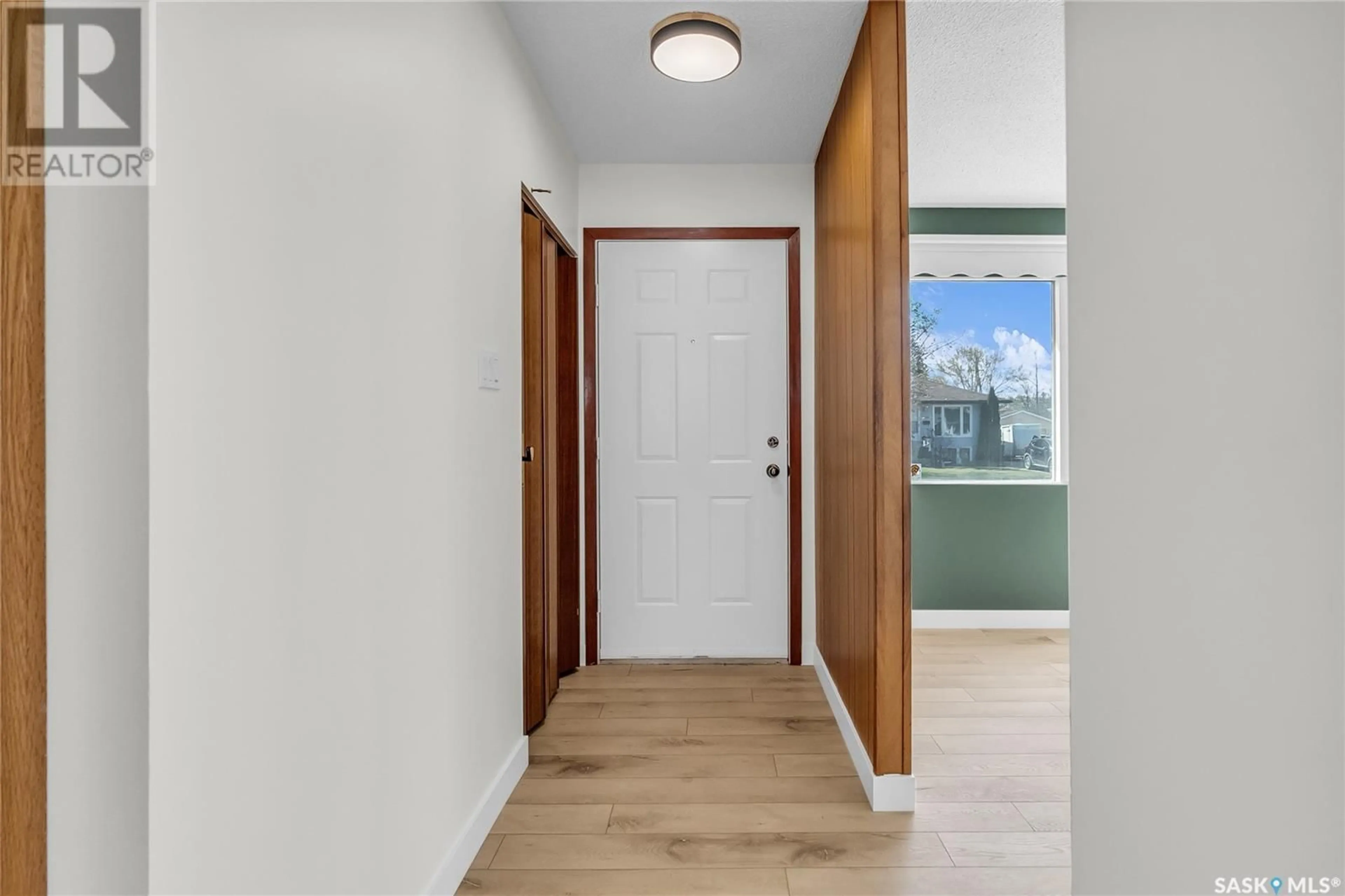 Indoor entryway for 2509 IRVINE AVENUE, Saskatoon Saskatchewan S7J2A9