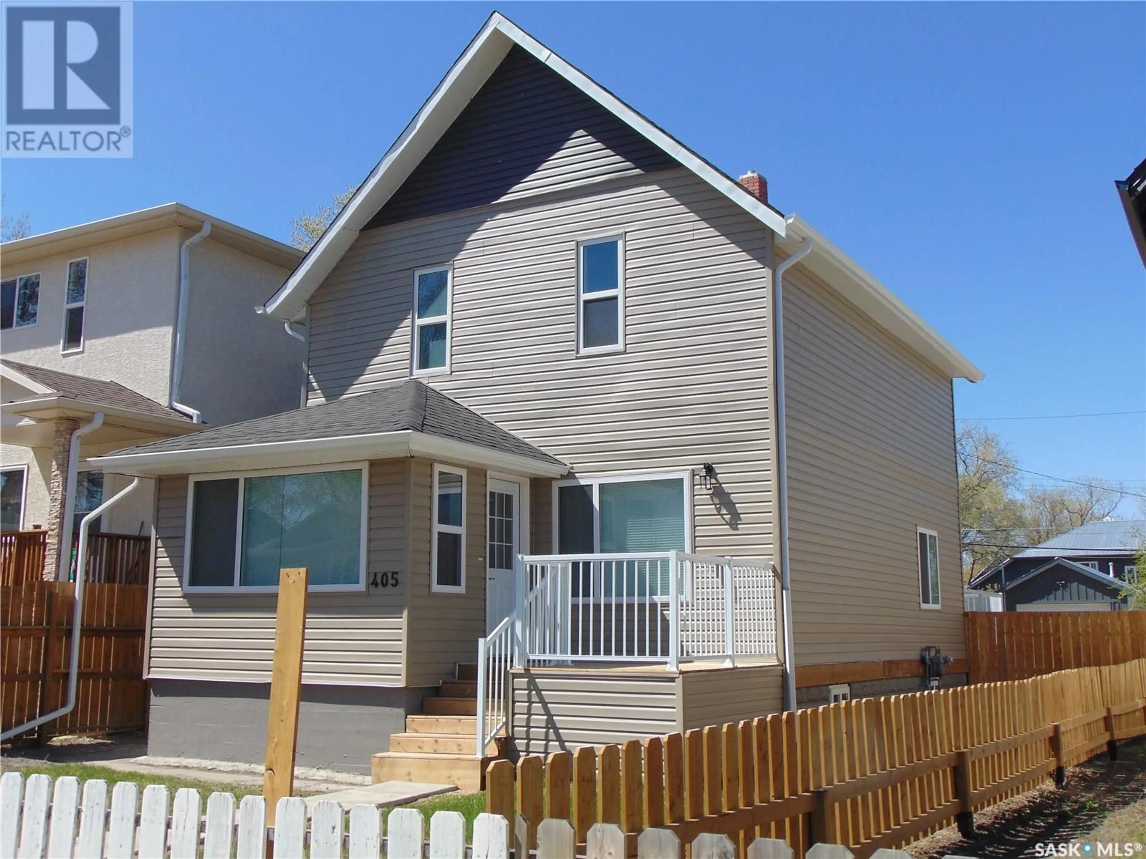Home with vinyl exterior material, street for 405 D AVENUE, Saskatoon Saskatchewan S7M1R3