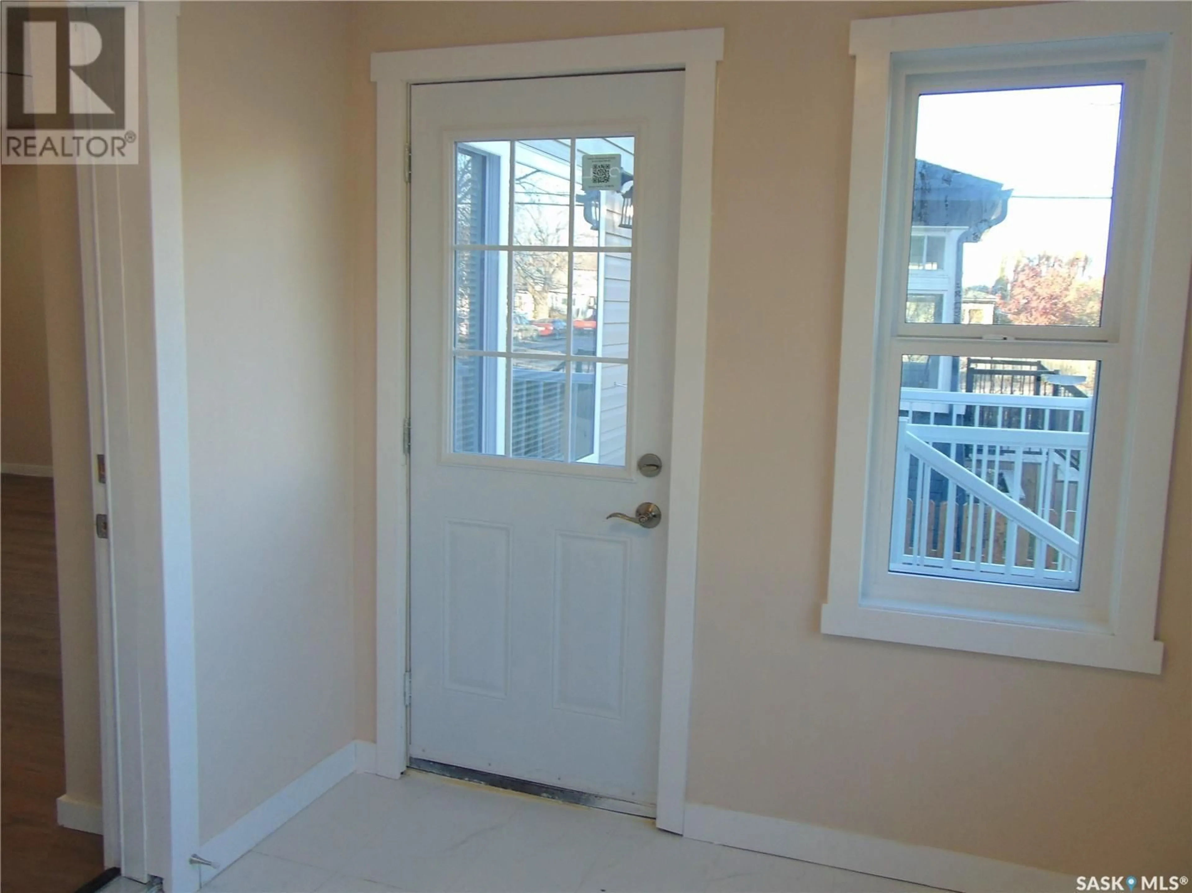 Indoor entryway for 405 D AVENUE, Saskatoon Saskatchewan S7M1R3