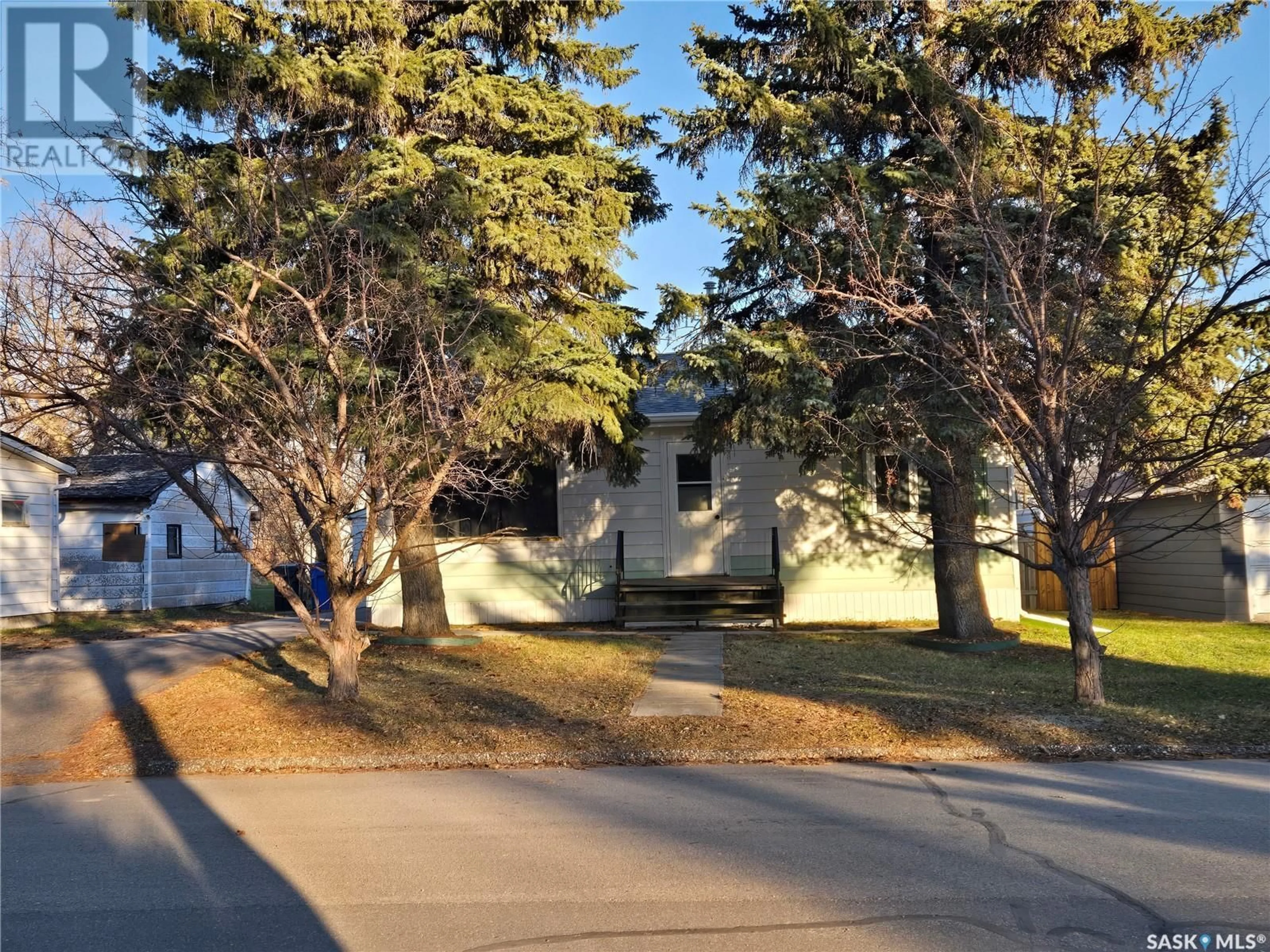 A pic from outside/outdoor area/front of a property/back of a property/a pic from drone, street for 305 HEWARD STREET, Stoughton Saskatchewan S0G4T0