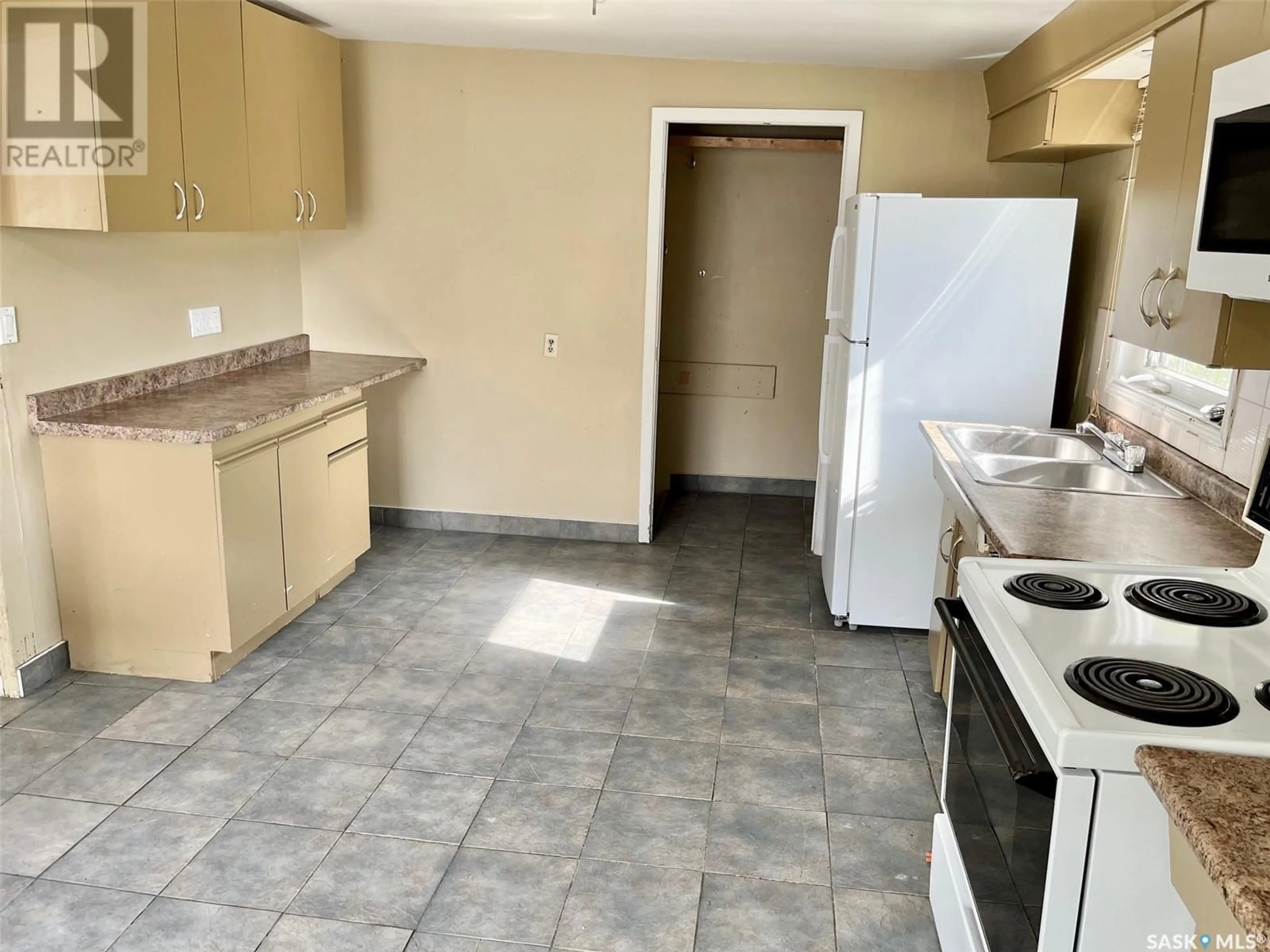 Standard kitchen, unknown for 226 J AVENUE, Saskatoon Saskatchewan S7L2J9