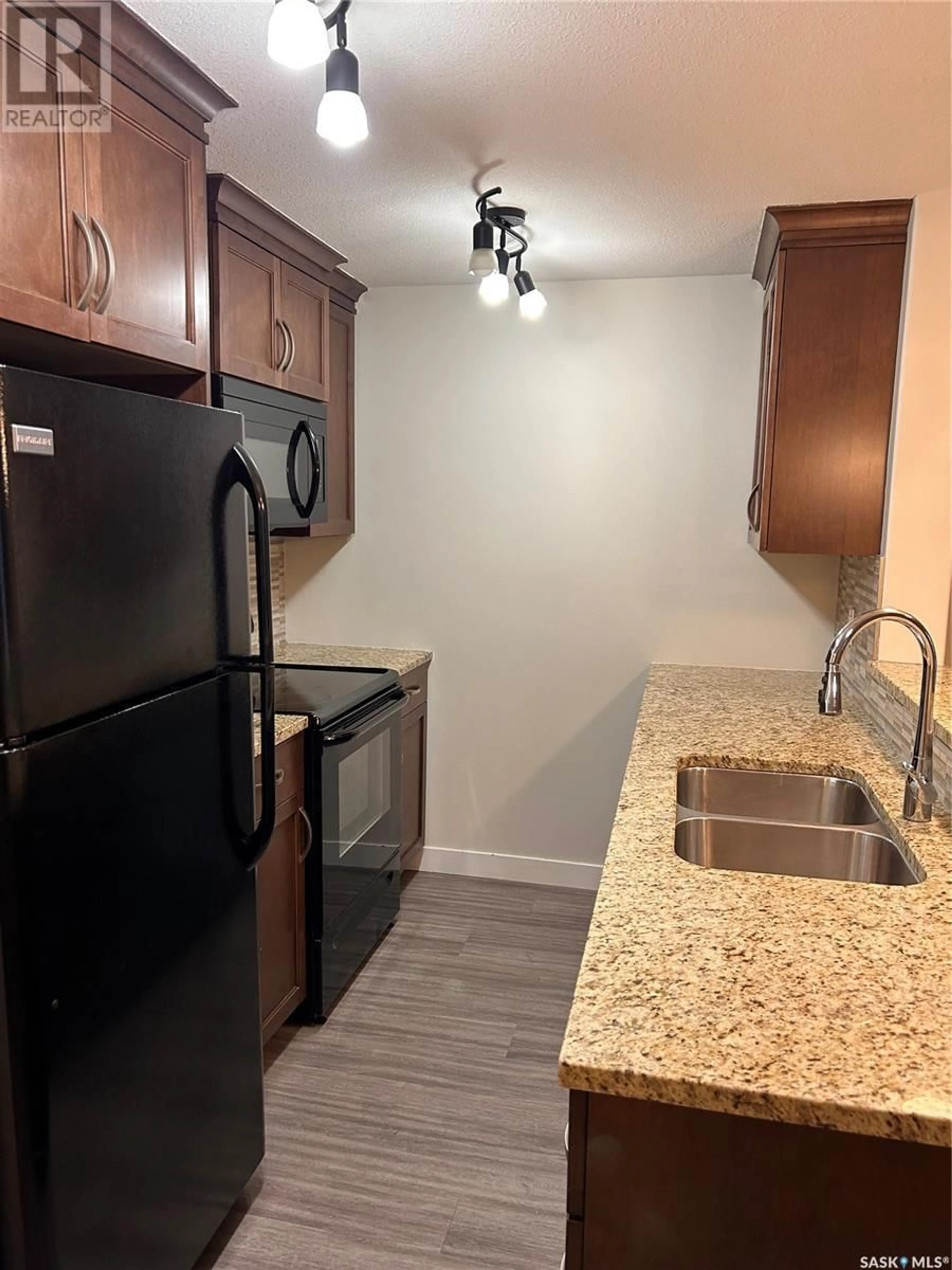 Standard kitchen, unknown for 102 - 1220 BLACKFOOT DRIVE, Regina Saskatchewan S4S6T2
