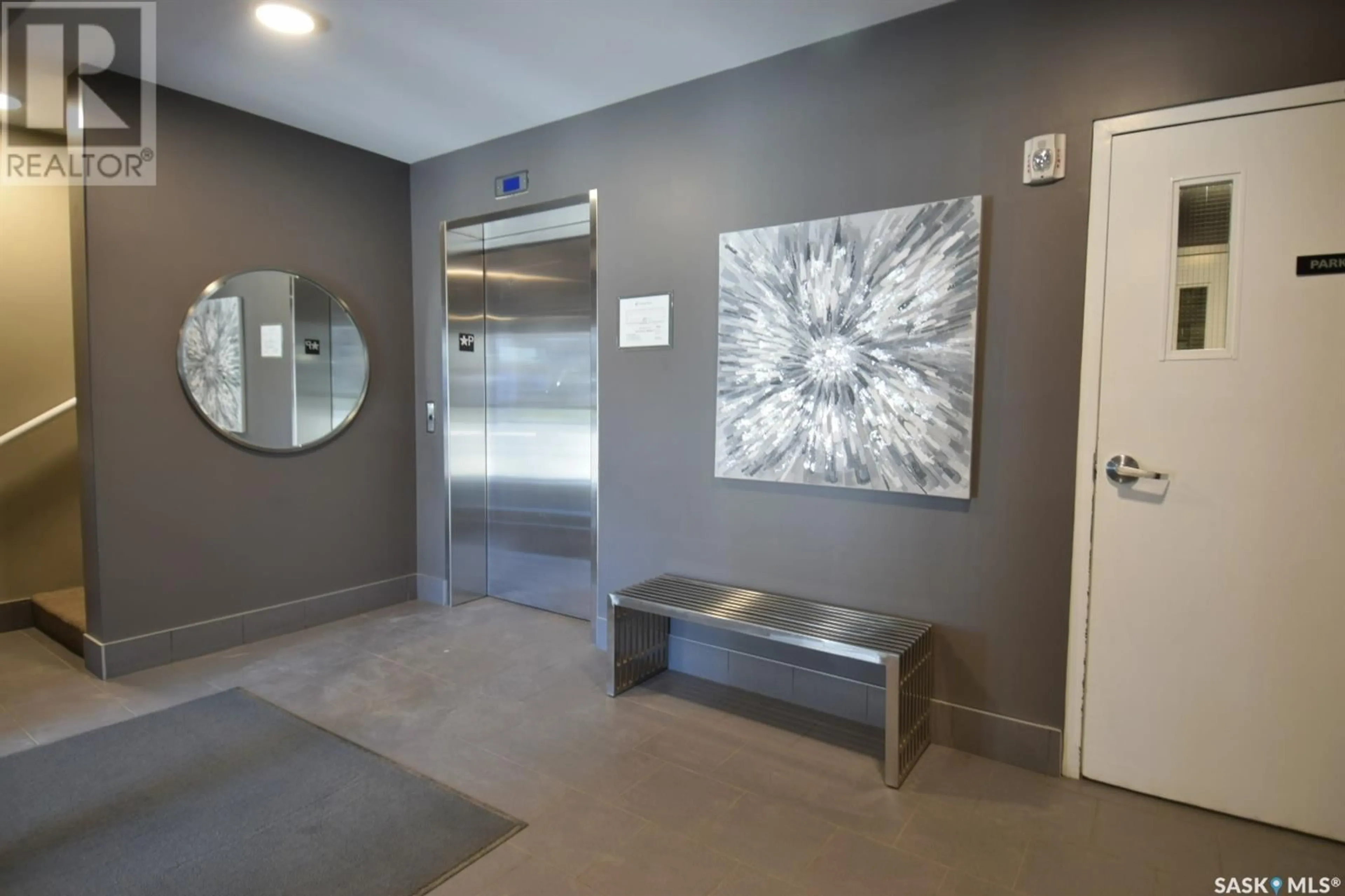 Indoor foyer for 110 - 5203 WILLIS CRESCENT, Saskatoon Saskatchewan S7T0N5