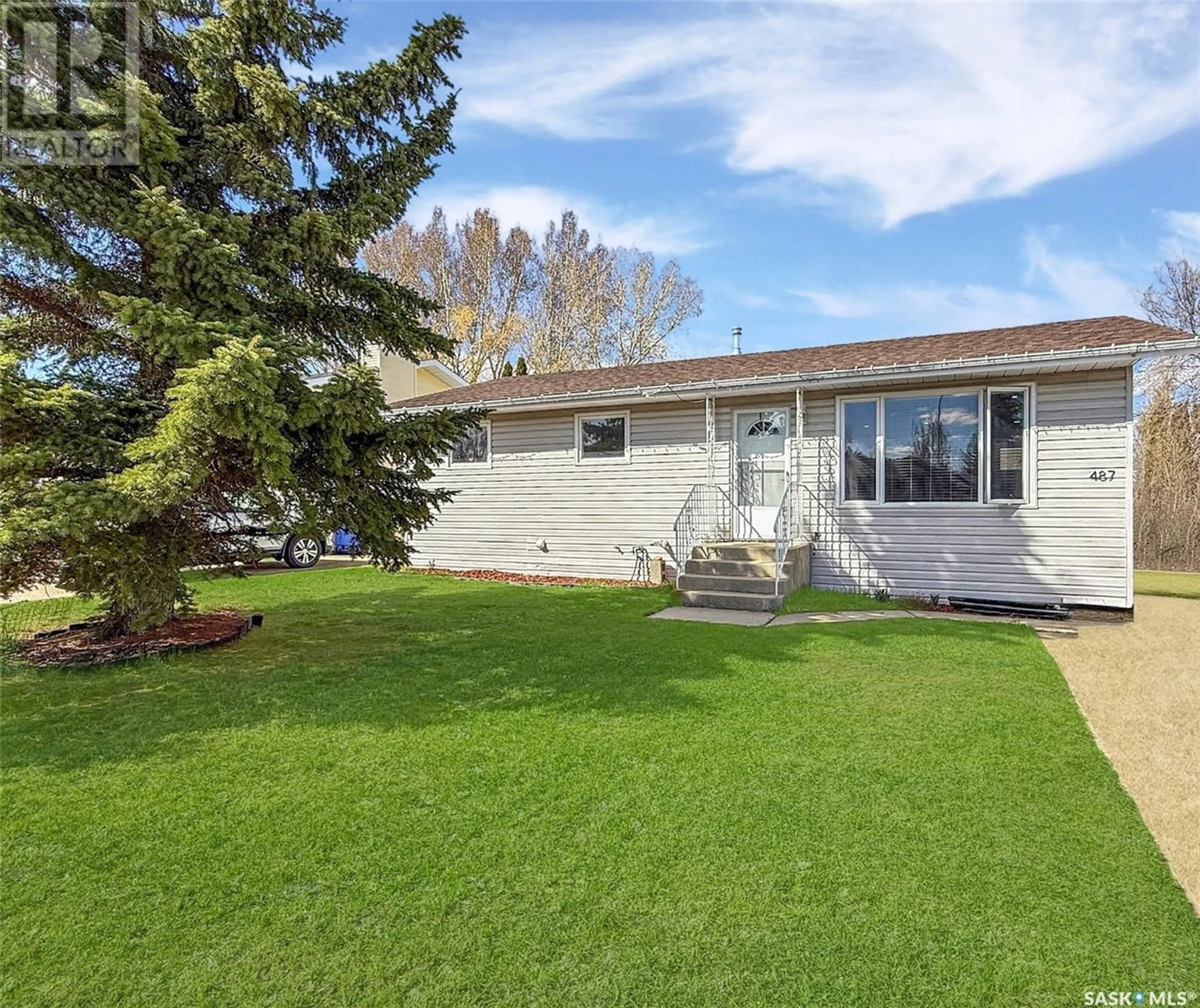 Home with vinyl exterior material, street for 487 STEELE CRESCENT, Swift Current Saskatchewan S9H4P8