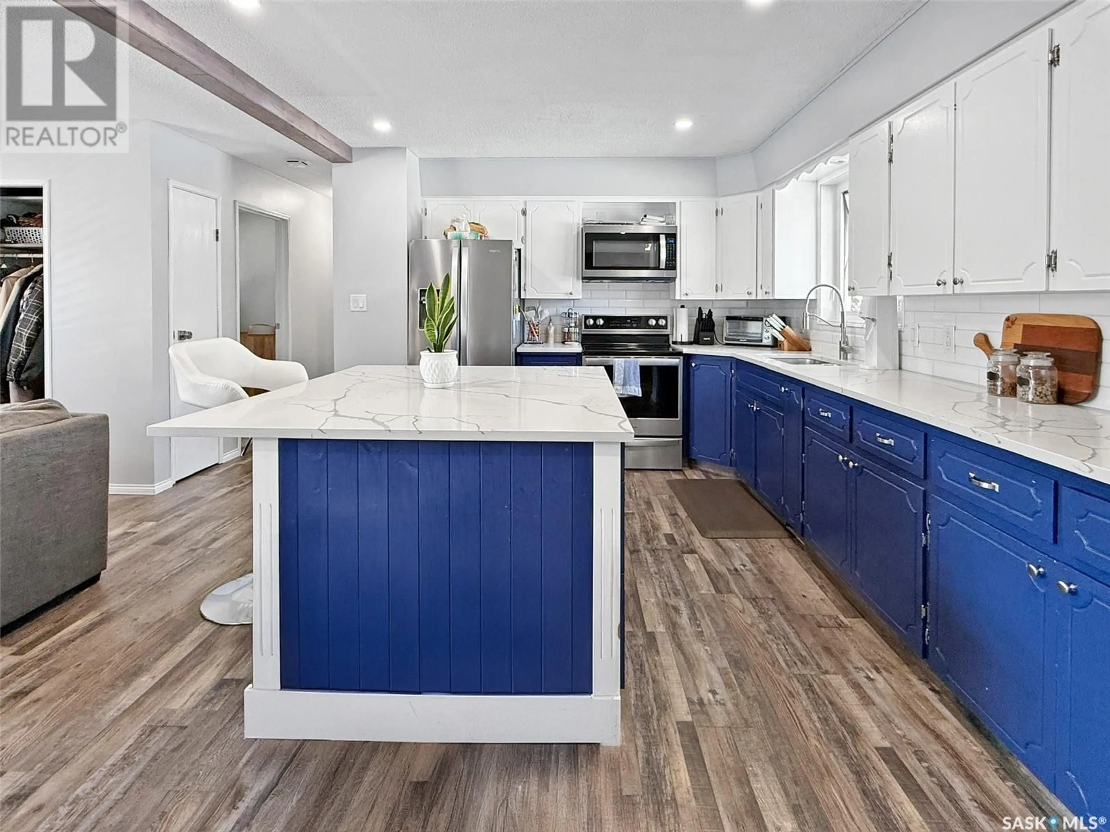 Open concept kitchen, unknown for 487 STEELE CRESCENT, Swift Current Saskatchewan S9H4P8