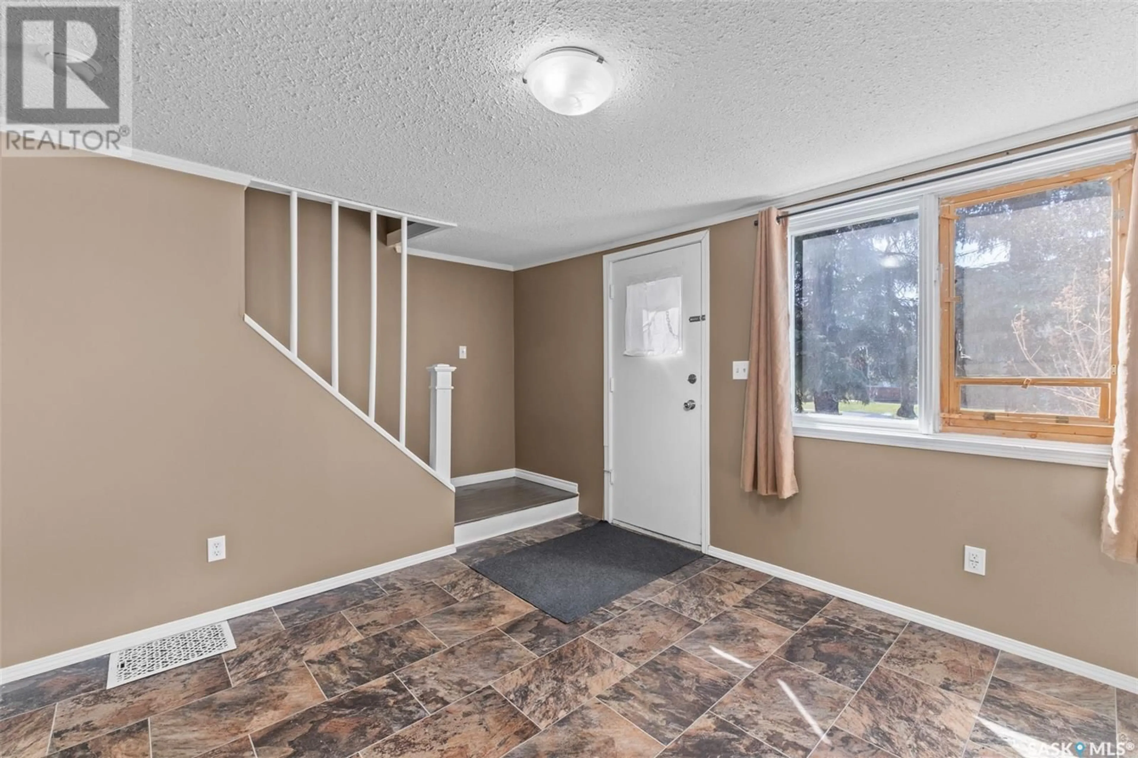 Indoor entryway for 426 10TH STREET, Prince Albert Saskatchewan S6V0Z4
