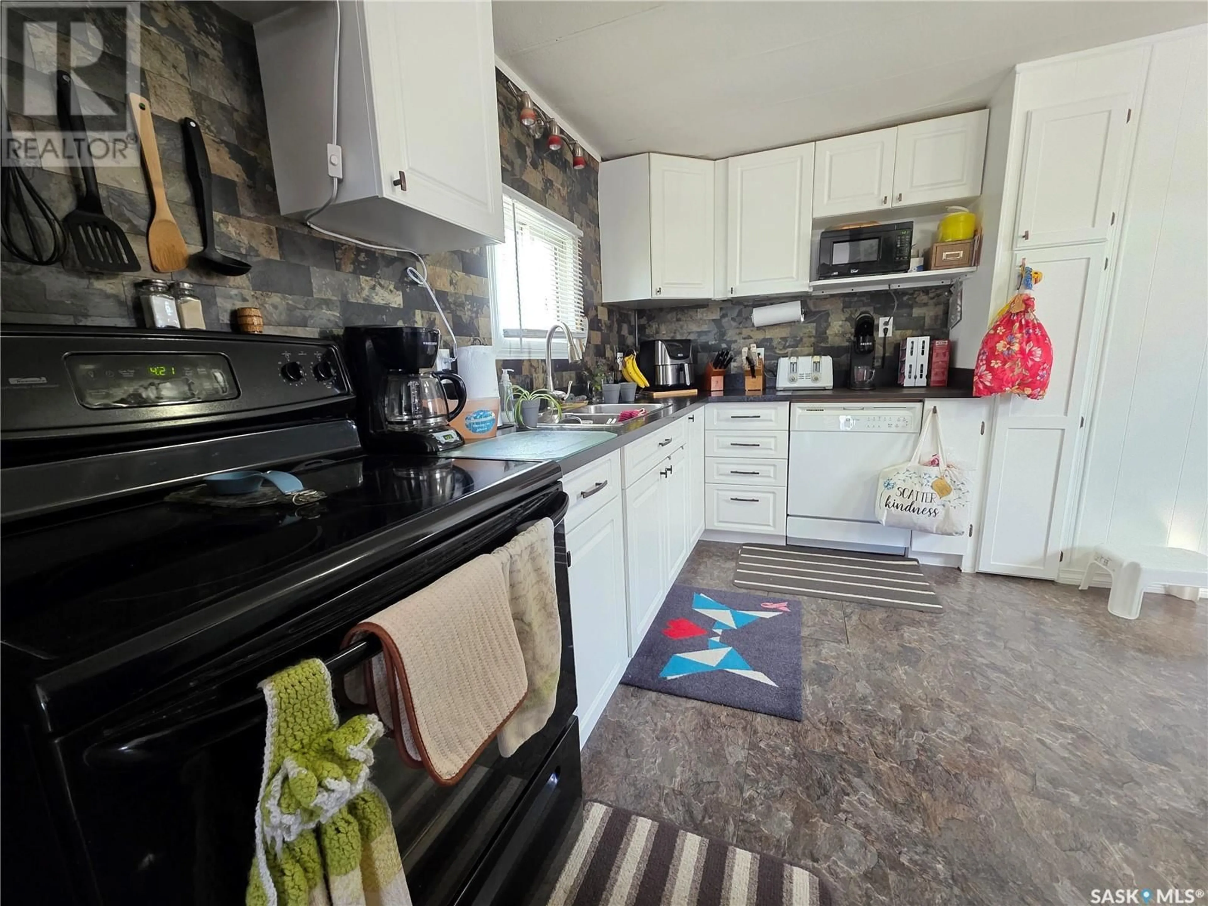 Standard kitchen, unknown for 29 701 11TH AVENUE NW, Swift Current Saskatchewan S9H4M5