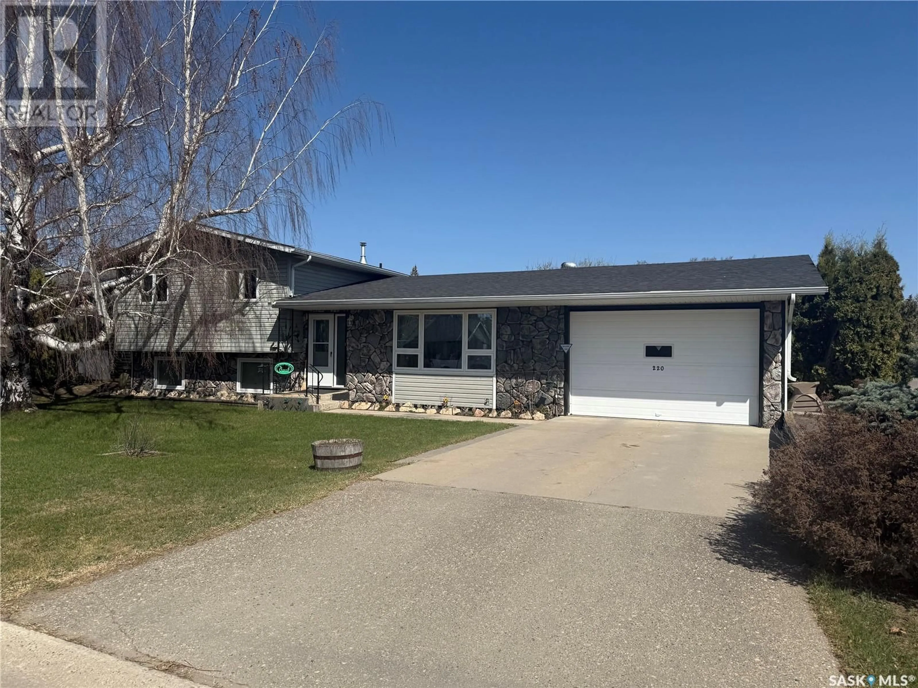Home with vinyl exterior material, street for 220 CENTRAL BOULEVARD, Nipawin Saskatchewan S0E1E0