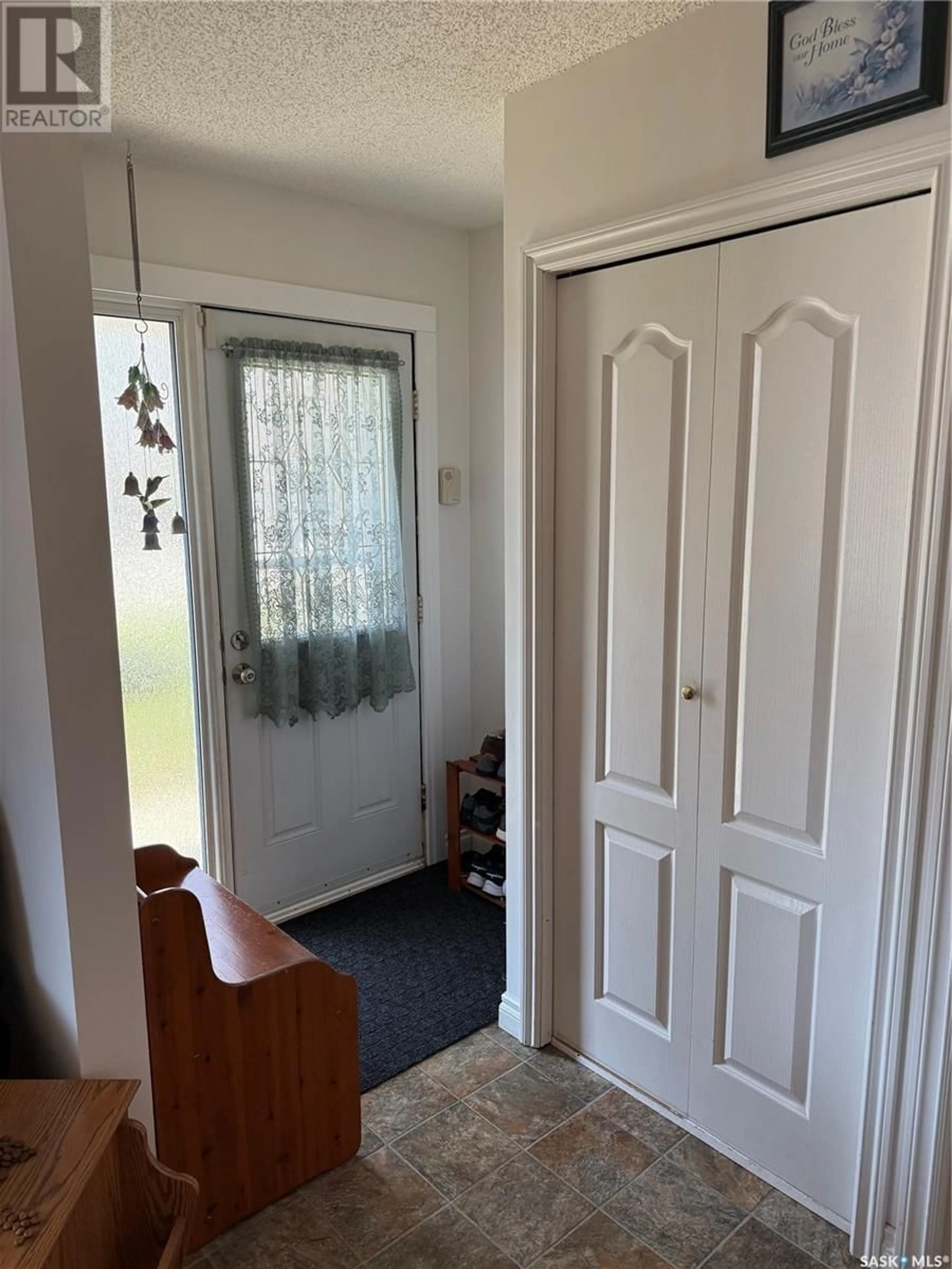 Indoor entryway for 220 CENTRAL BOULEVARD, Nipawin Saskatchewan S0E1E0