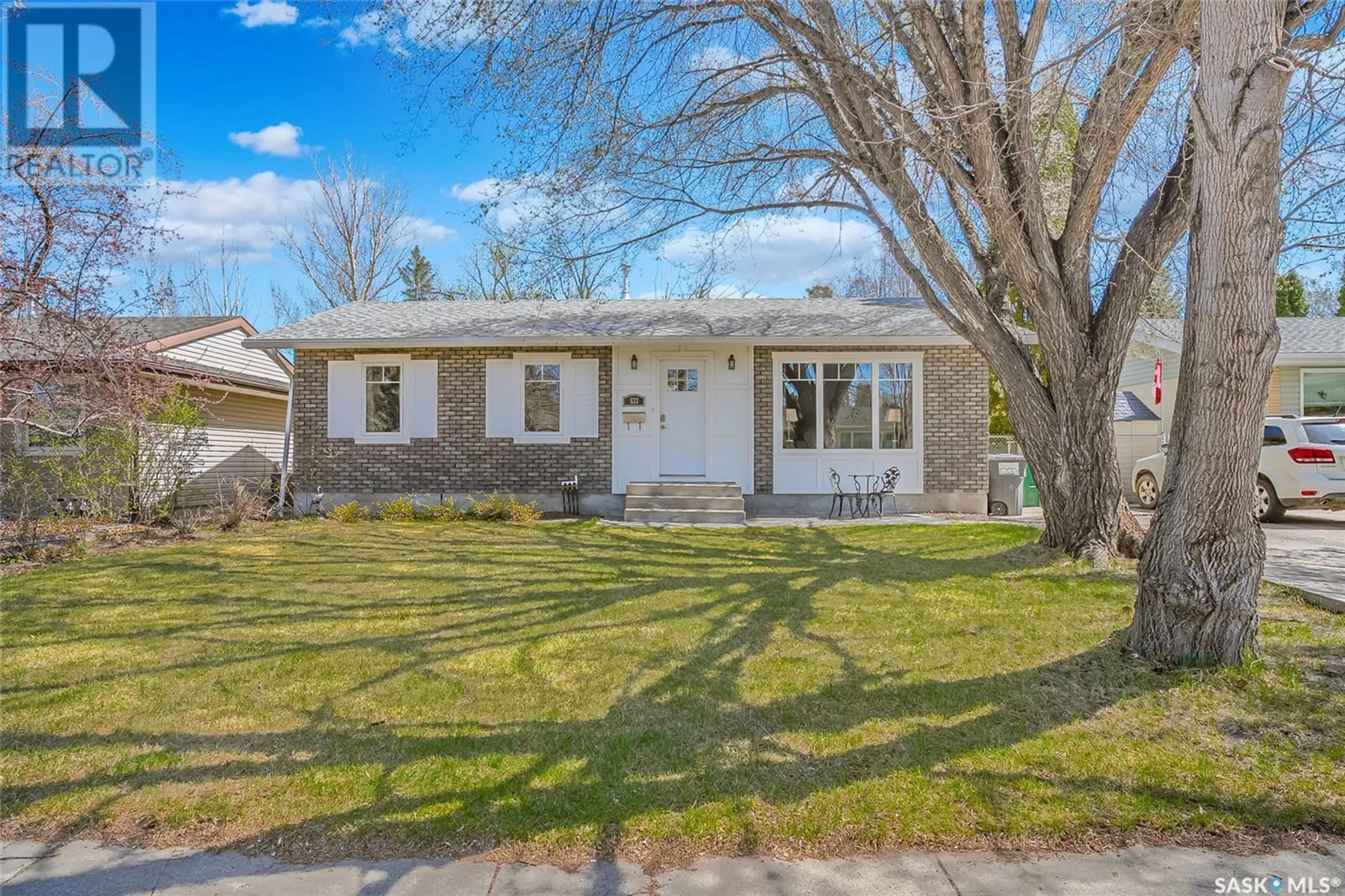 Home with vinyl exterior material, street for 533 DALHOUSIE CRESCENT, Saskatoon Saskatchewan S7H3S5