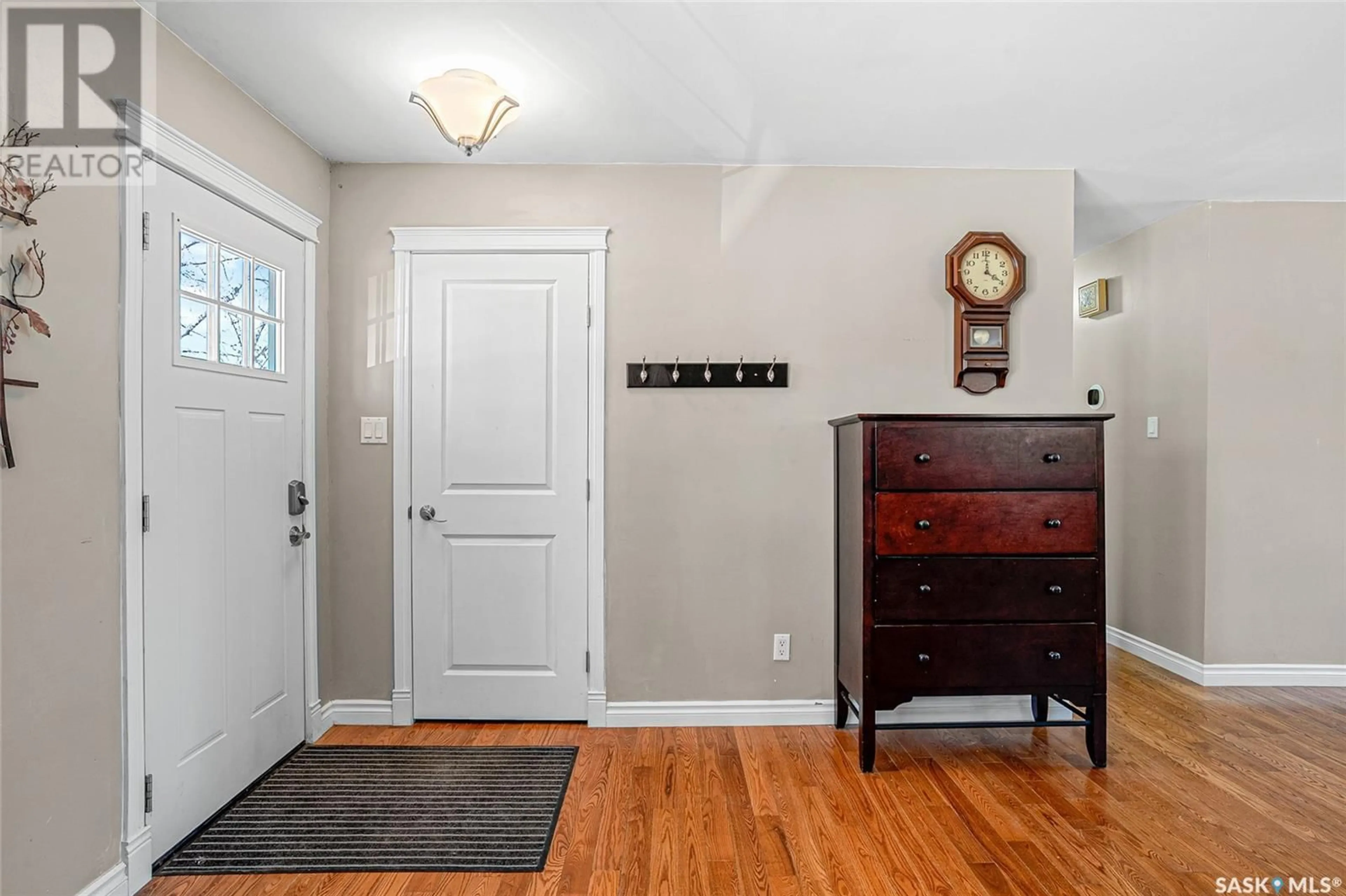Indoor entryway for 533 DALHOUSIE CRESCENT, Saskatoon Saskatchewan S7H3S5