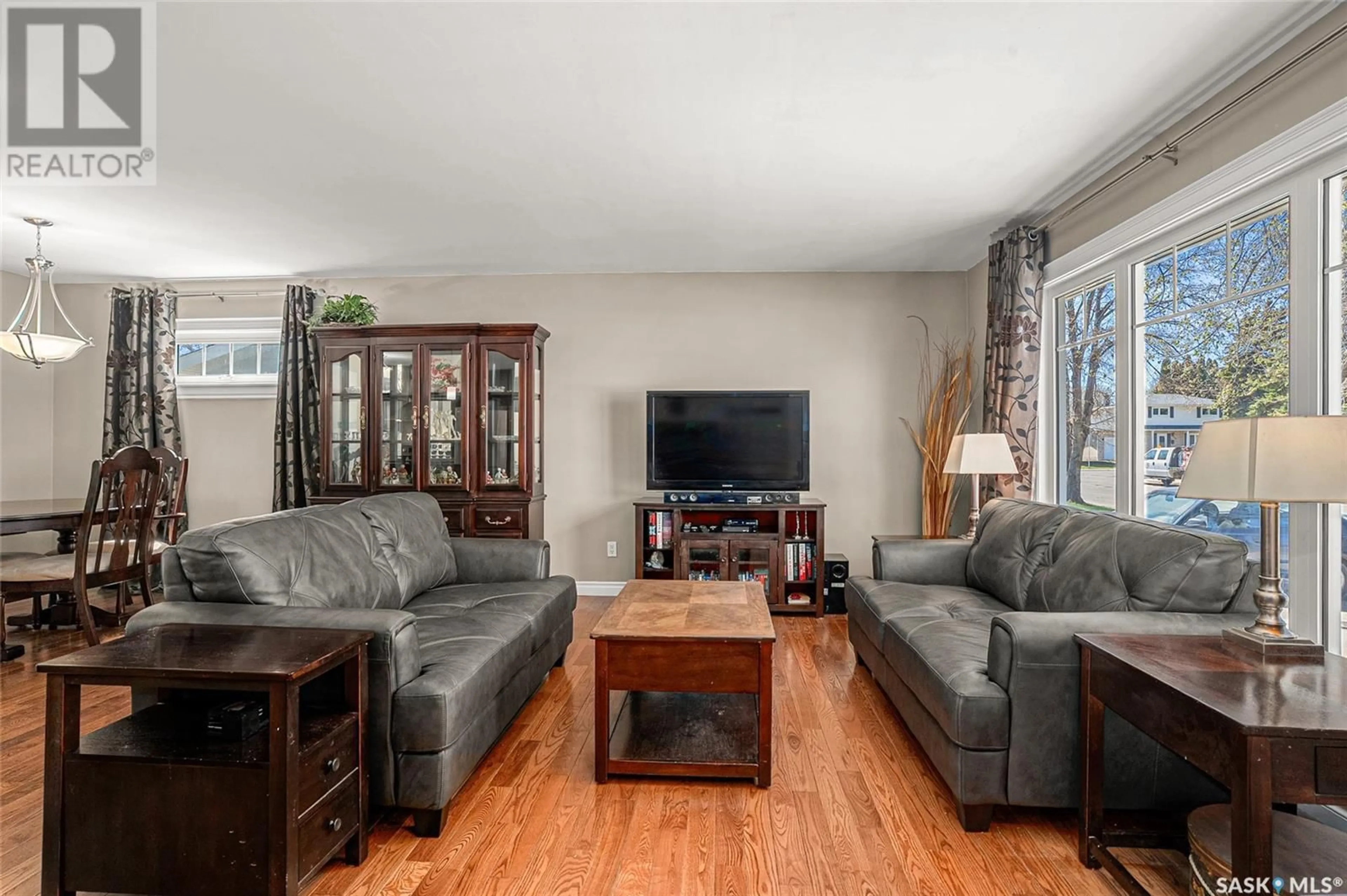 Living room with furniture, wood/laminate floor for 533 DALHOUSIE CRESCENT, Saskatoon Saskatchewan S7H3S5
