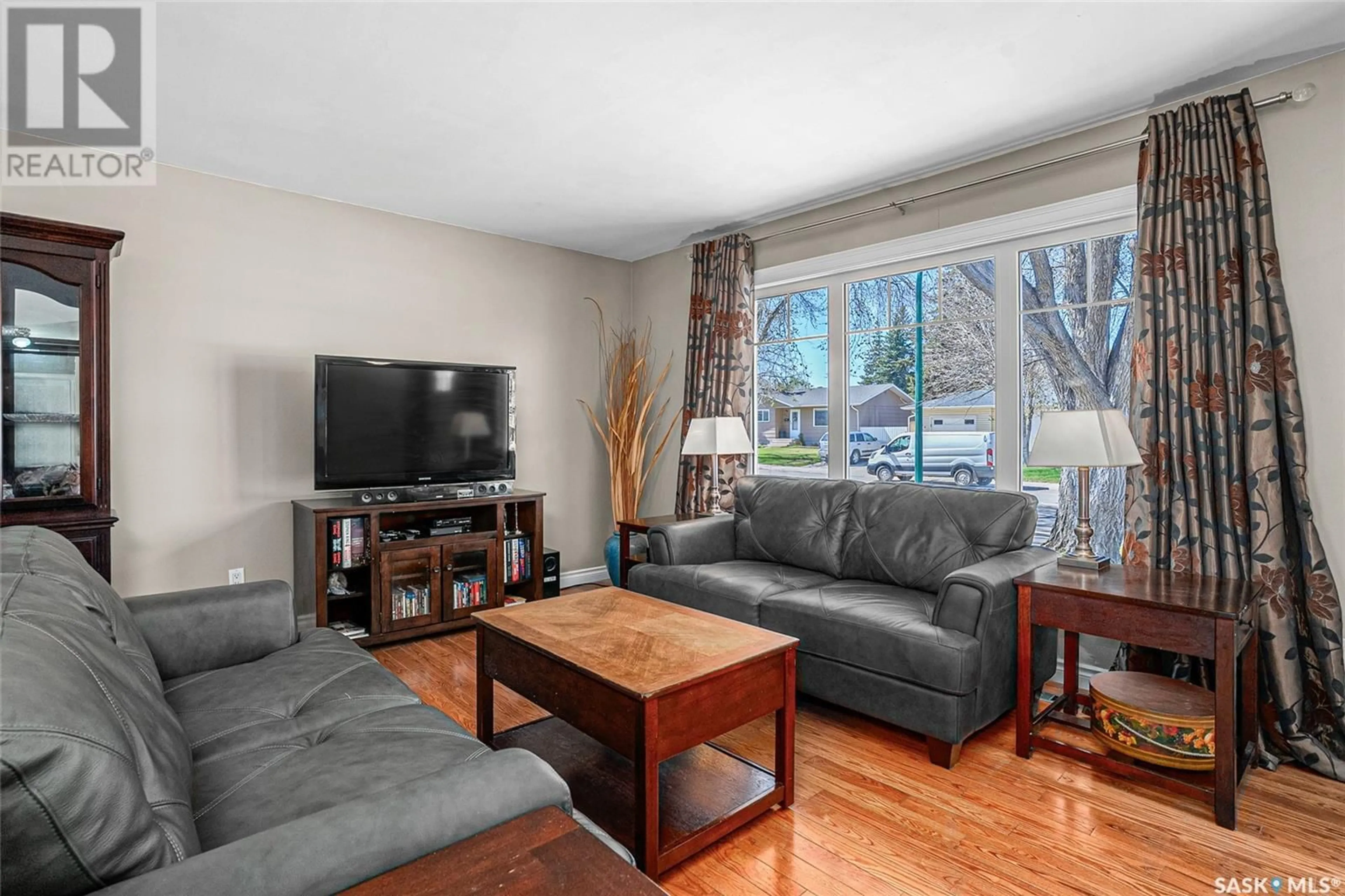 Living room with furniture, wood/laminate floor for 533 DALHOUSIE CRESCENT, Saskatoon Saskatchewan S7H3S5