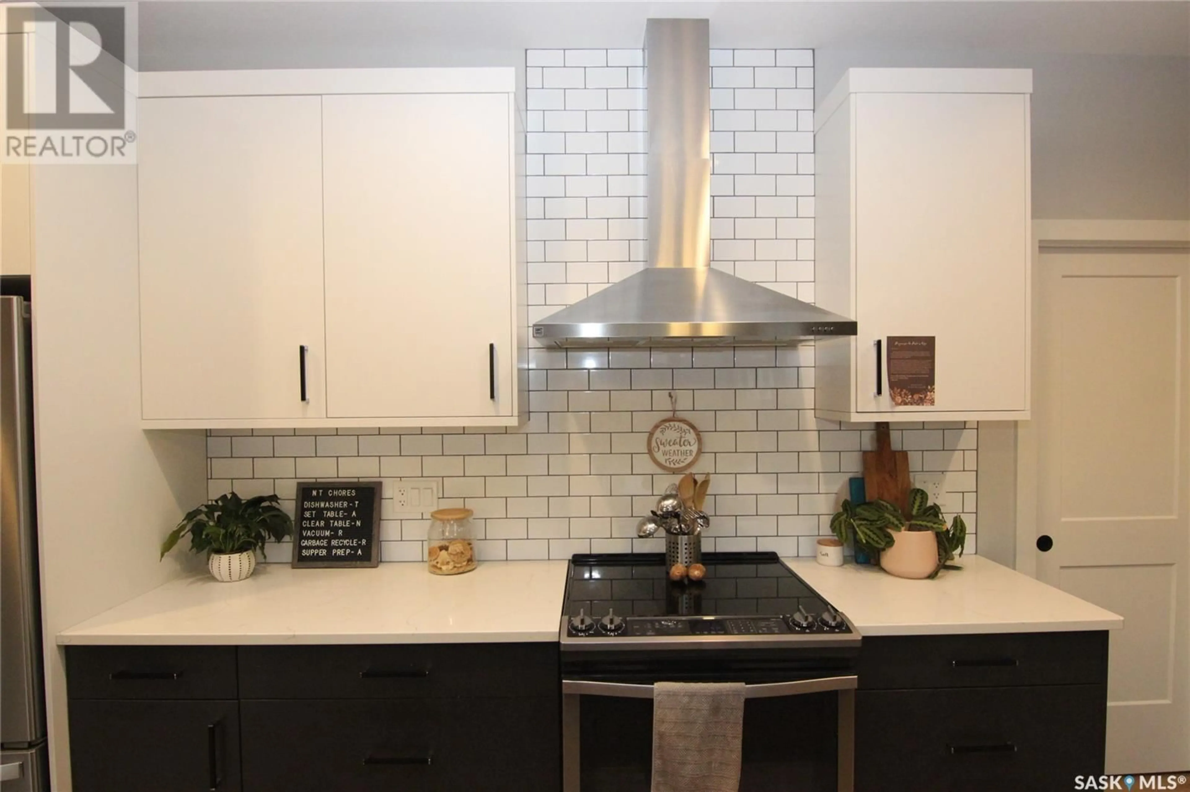 Contemporary kitchen, ceramic/tile floor for 671 FAST CRESCENT, Saskatoon Saskatchewan S7W0X1