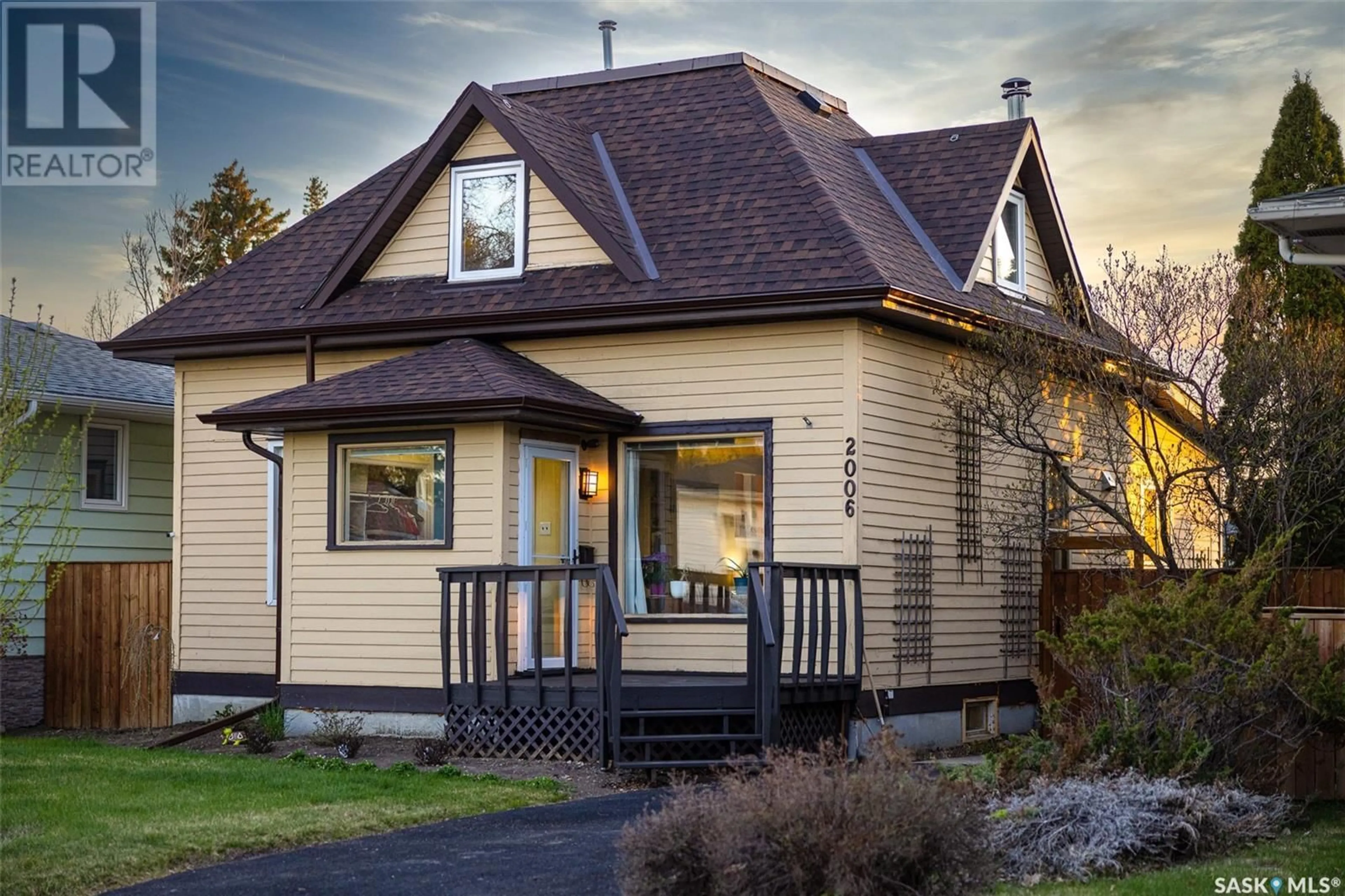 Home with vinyl exterior material, street for 2006 DUFFERIN AVENUE, Saskatoon Saskatchewan S7J1B9
