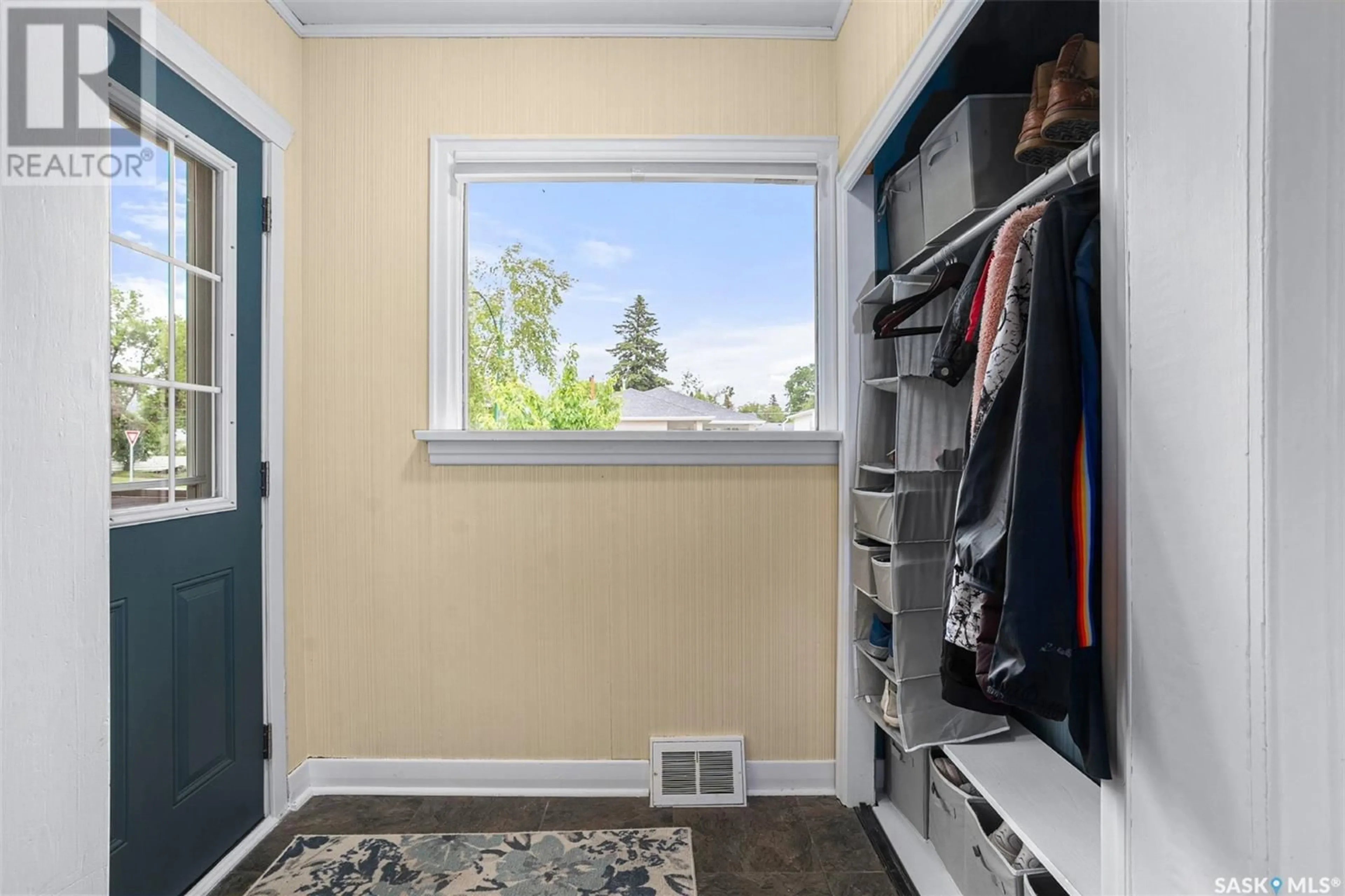 Indoor entryway for 2006 DUFFERIN AVENUE, Saskatoon Saskatchewan S7J1B9