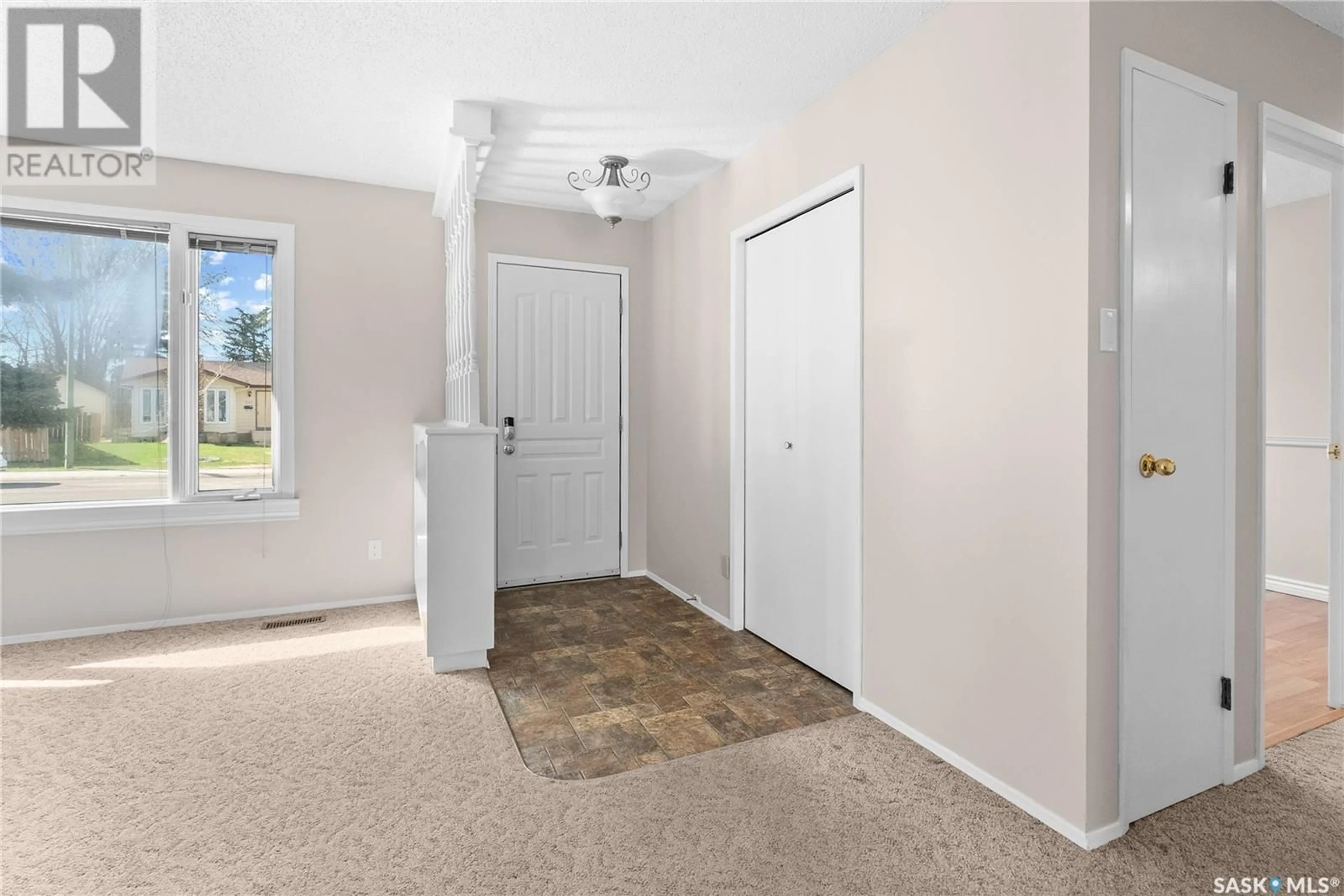 Indoor entryway for 242 STREB CRESCENT, Saskatoon Saskatchewan S7M4V4