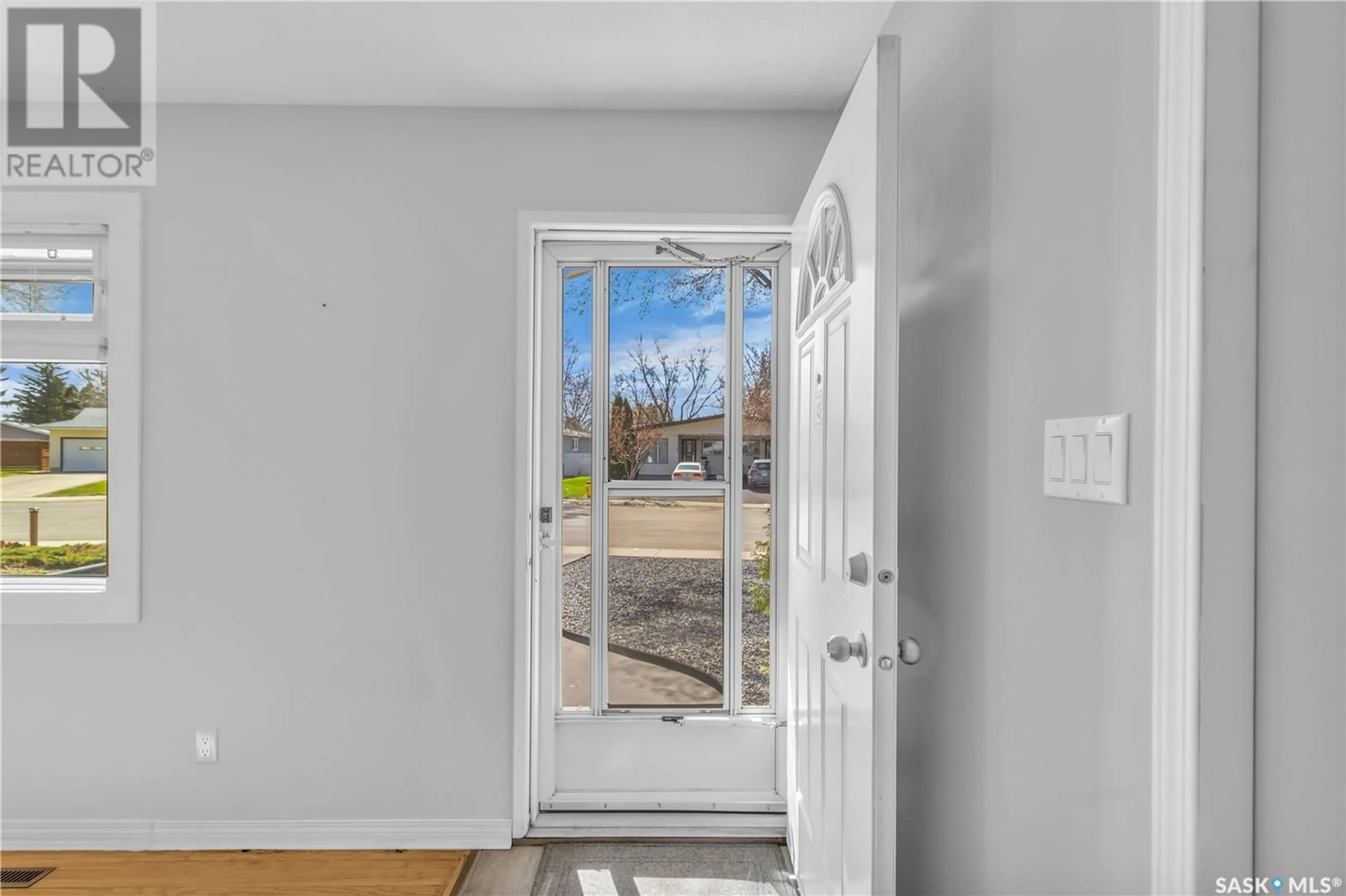 Indoor entryway for 2184 EASTHILL, Saskatoon Saskatchewan S7J3C9