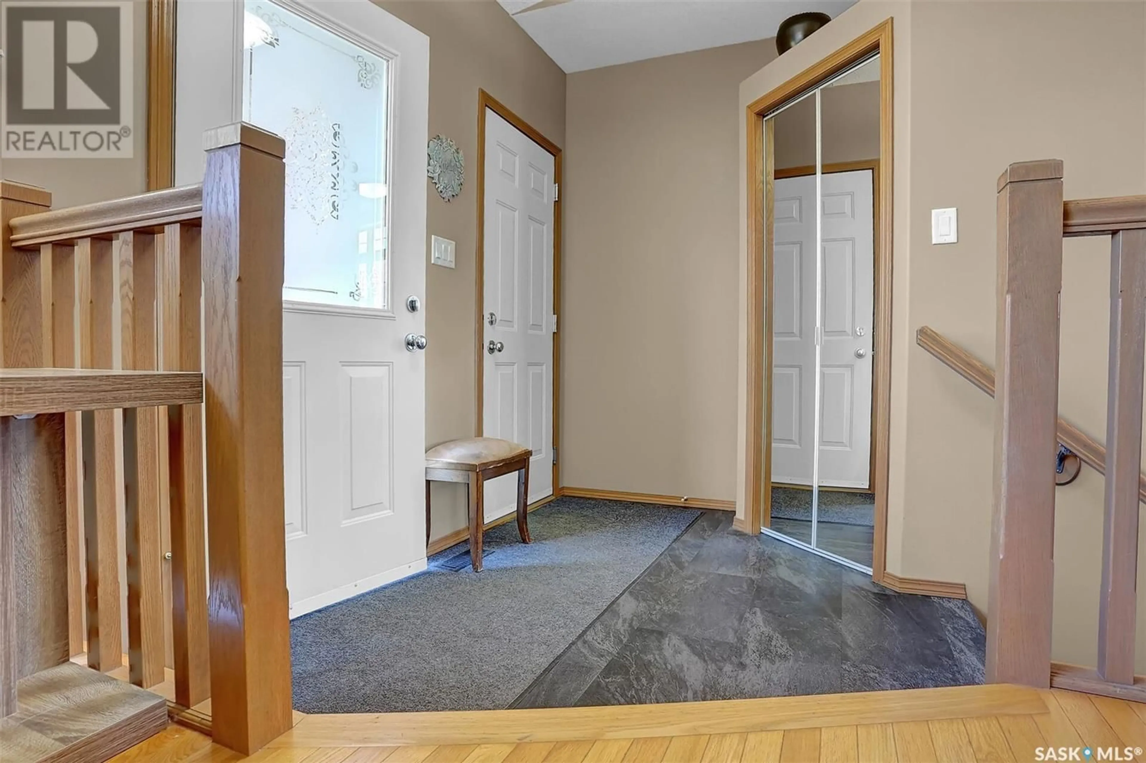 Indoor entryway for 8615 SHERWOOD DRIVE, Regina Saskatchewan S4Y1A5