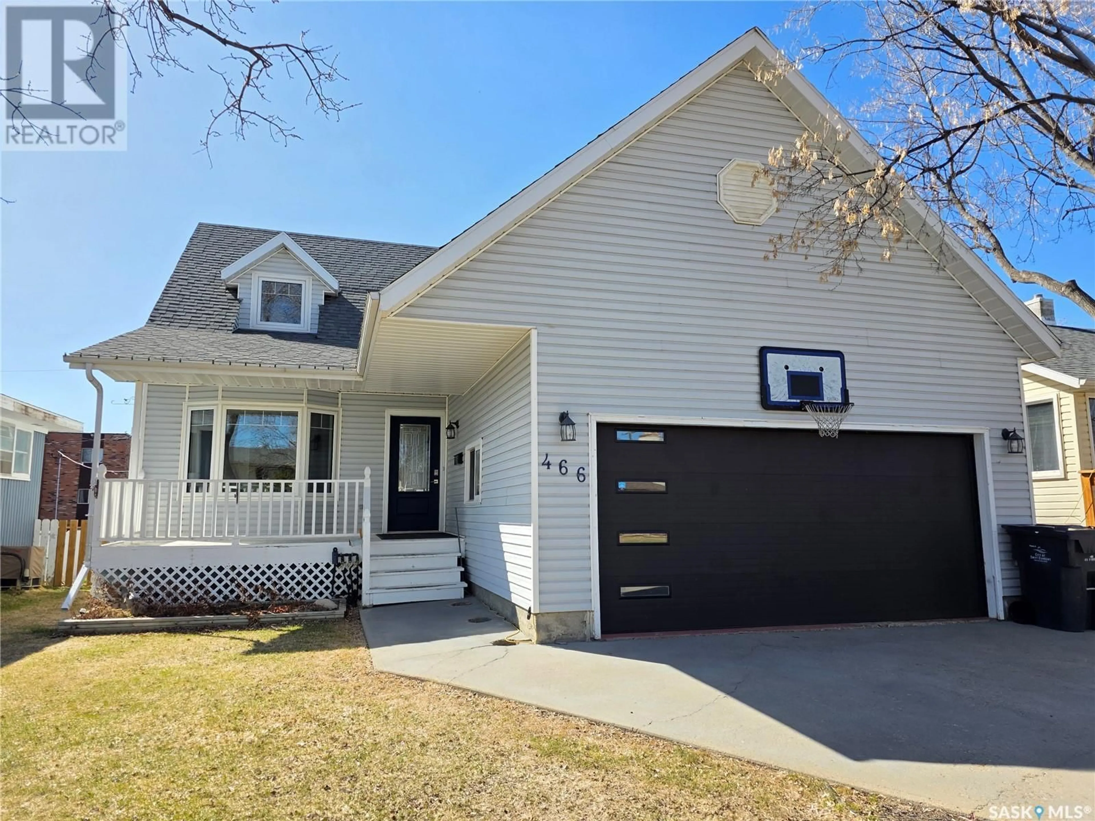 Home with vinyl exterior material, street for 466 8TH AVENUE, Swift Current Saskatchewan S9H2P8