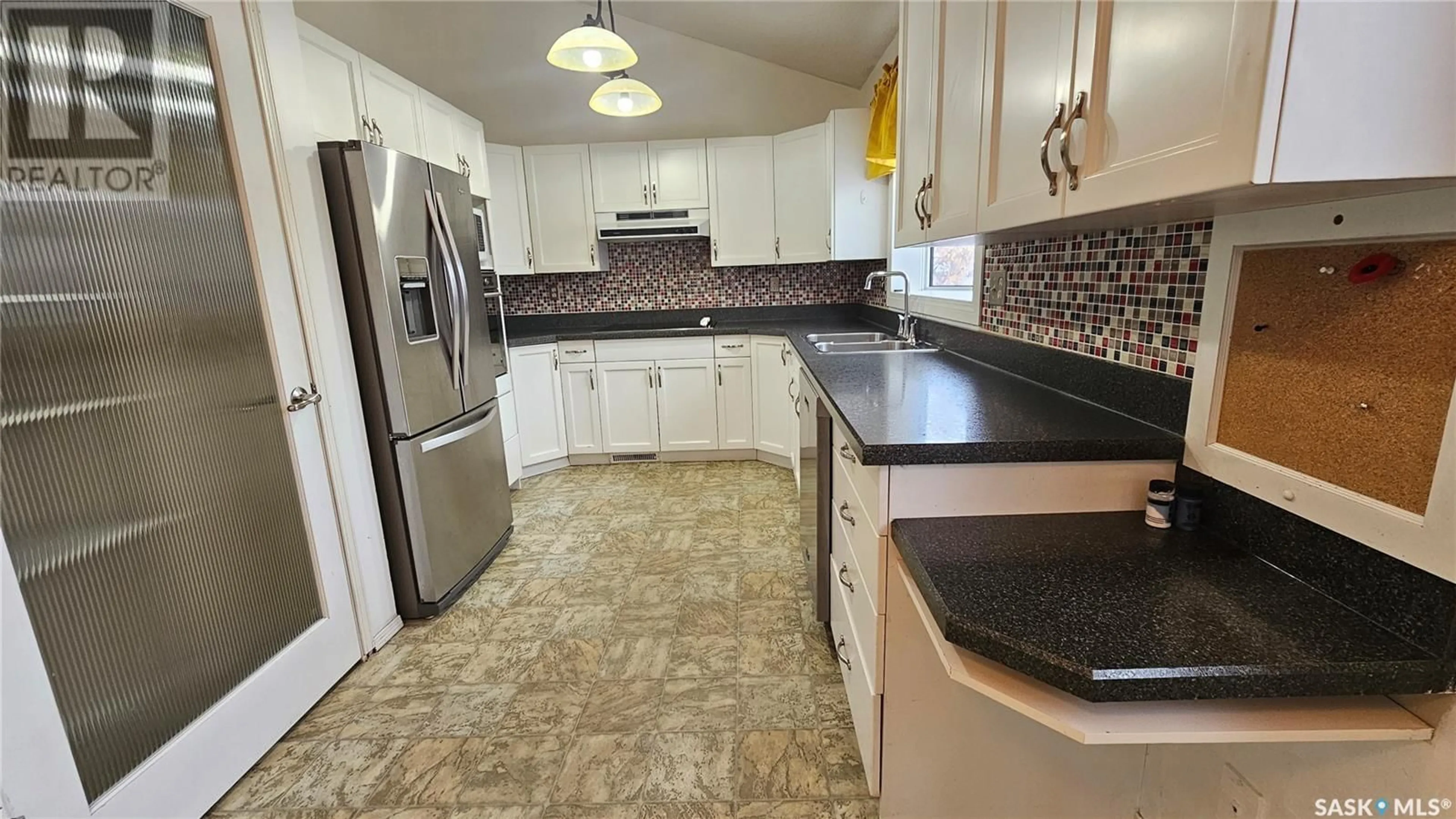 Standard kitchen, ceramic/tile floor for 466 8TH AVENUE, Swift Current Saskatchewan S9H2P8