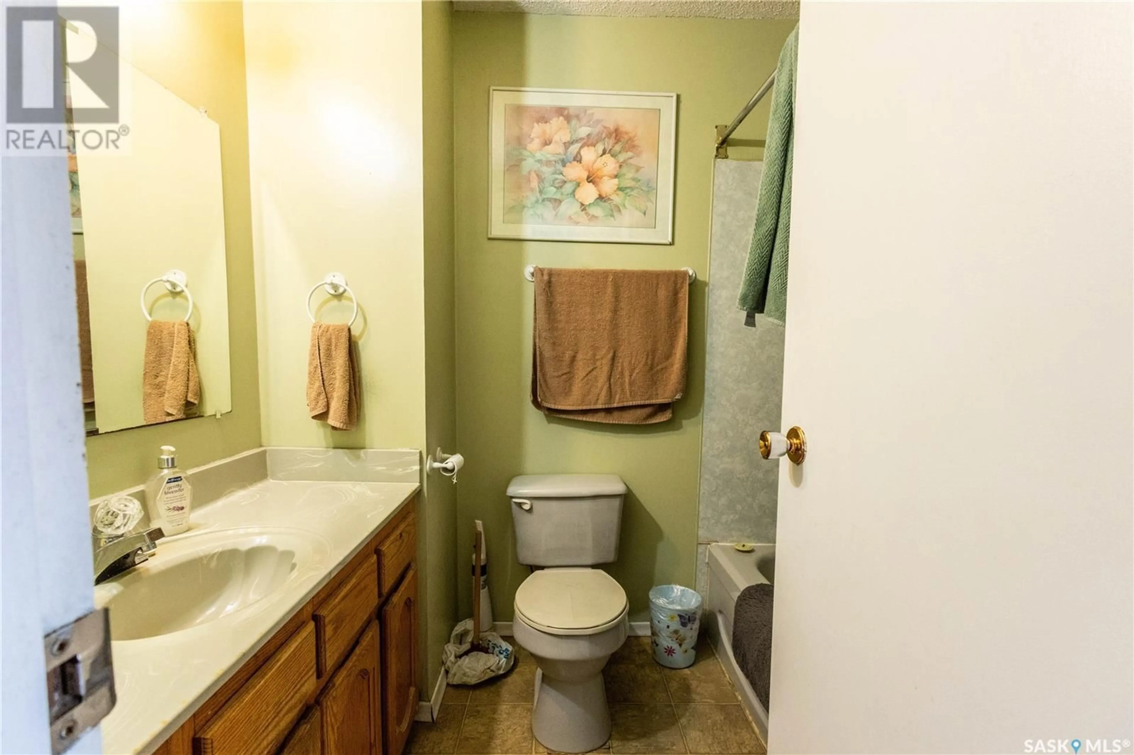 Standard bathroom, ceramic/tile floor for 194 PETERSMEYER STREET, Regina Saskatchewan S4R0J3