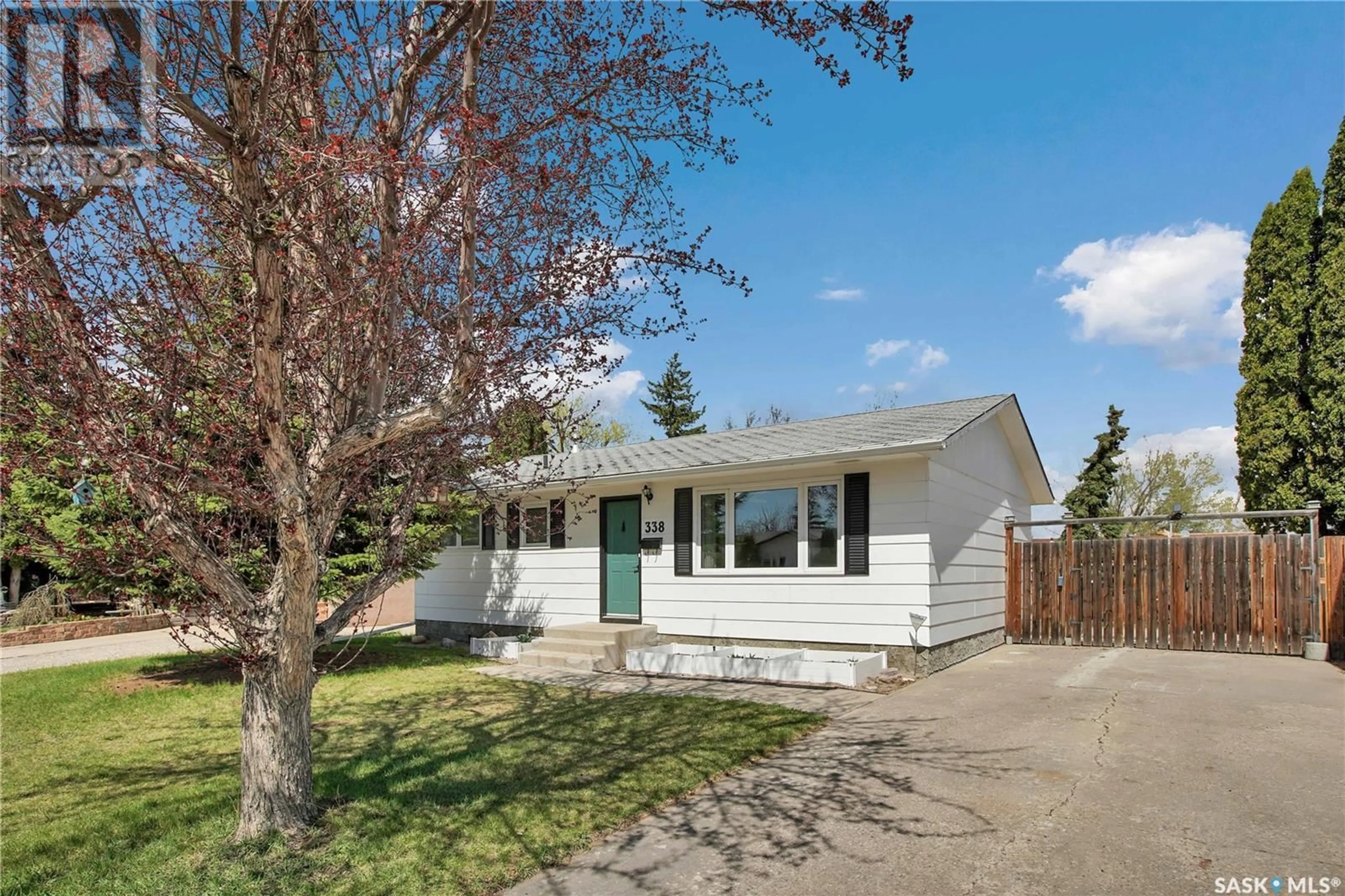 Home with vinyl exterior material, street for 338 THOMAS WAY, Saskatoon Saskatchewan S7M4M9