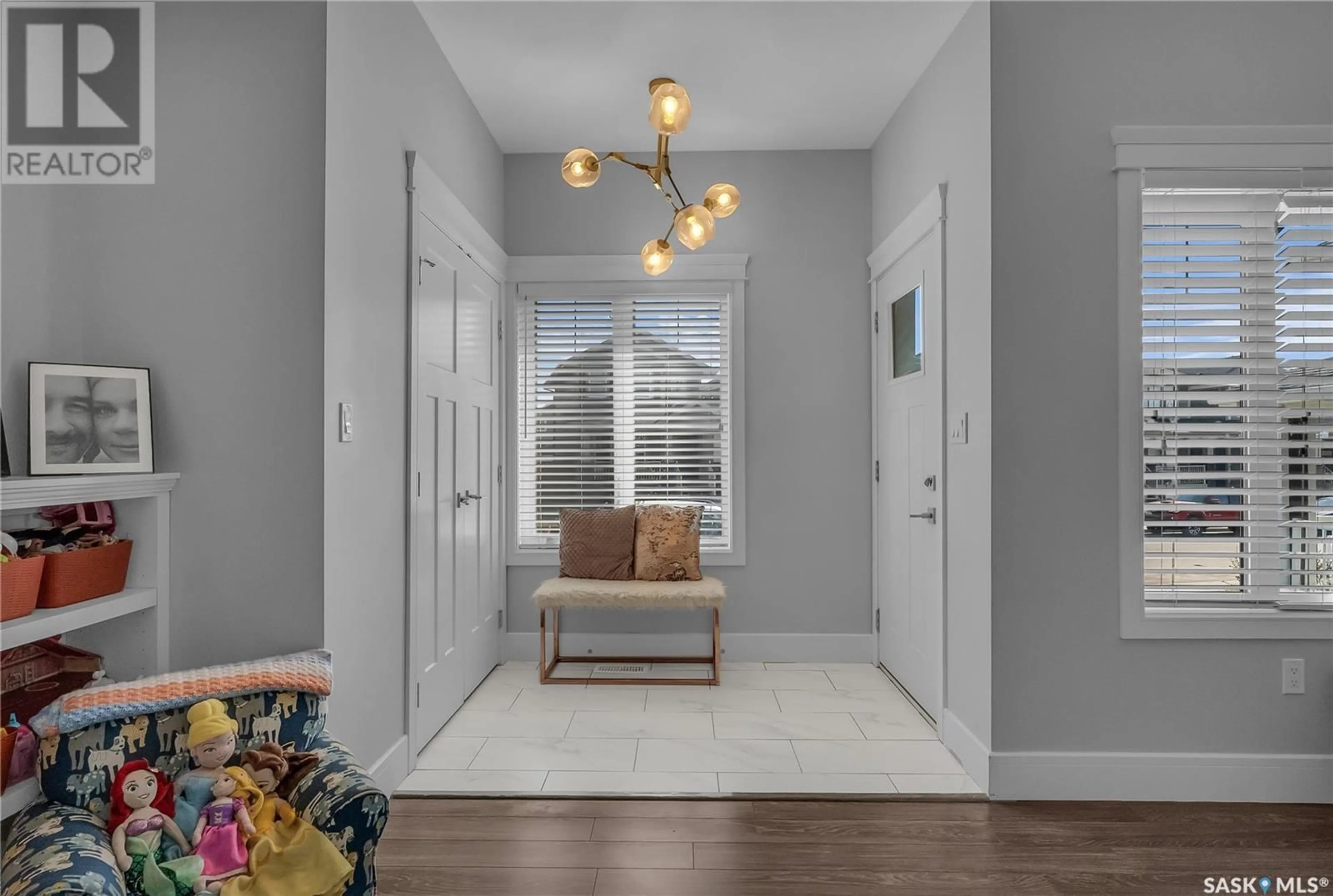 Indoor entryway for 331 EATON LANE, Saskatoon Saskatchewan S7V0H4