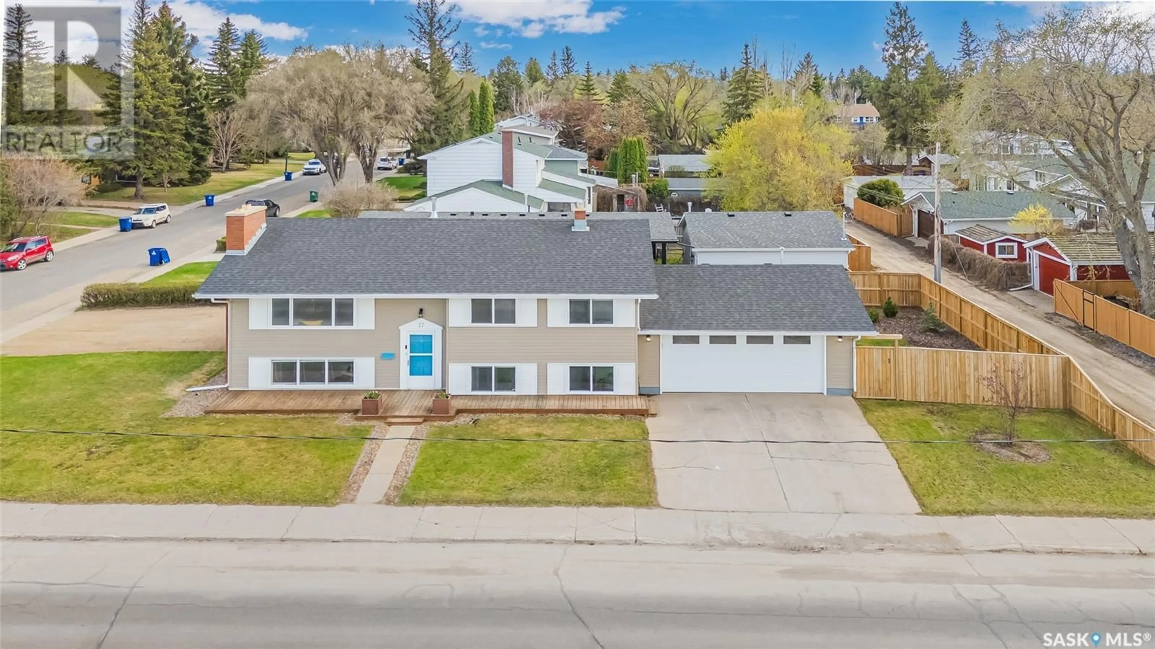 A pic from outside/outdoor area/front of a property/back of a property/a pic from drone, street for 27 WEIR CRESCENT, Saskatoon Saskatchewan S7H3A8