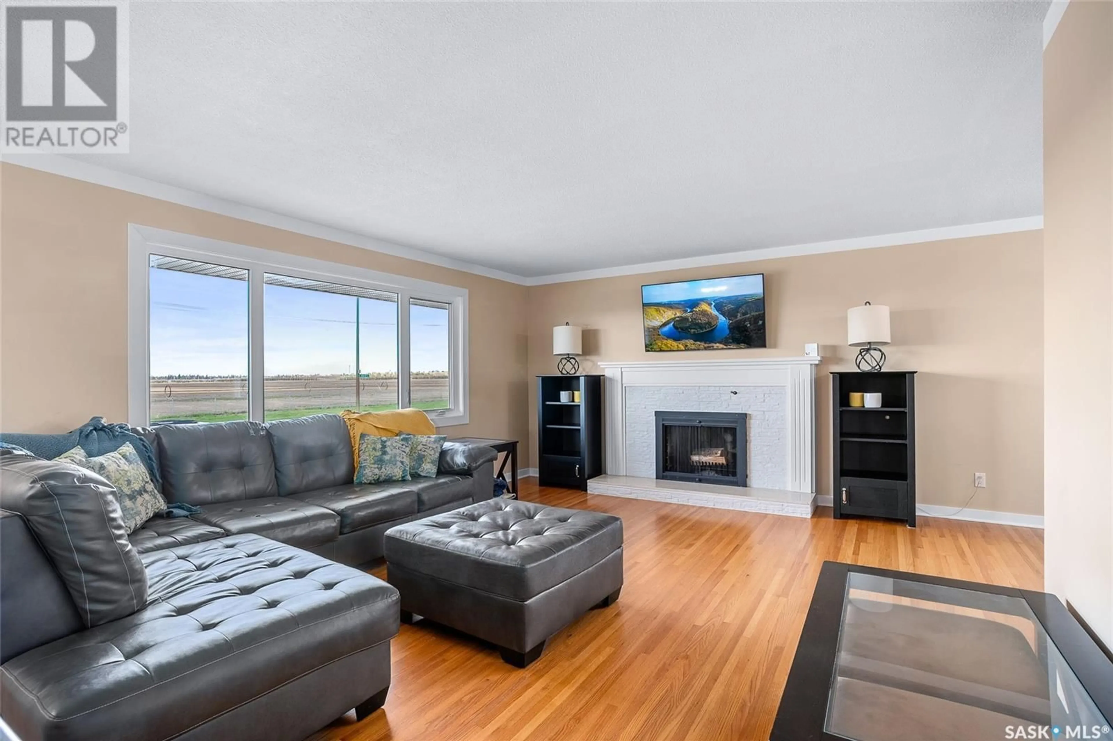 Living room with furniture, wood/laminate floor for 27 WEIR CRESCENT, Saskatoon Saskatchewan S7H3A8