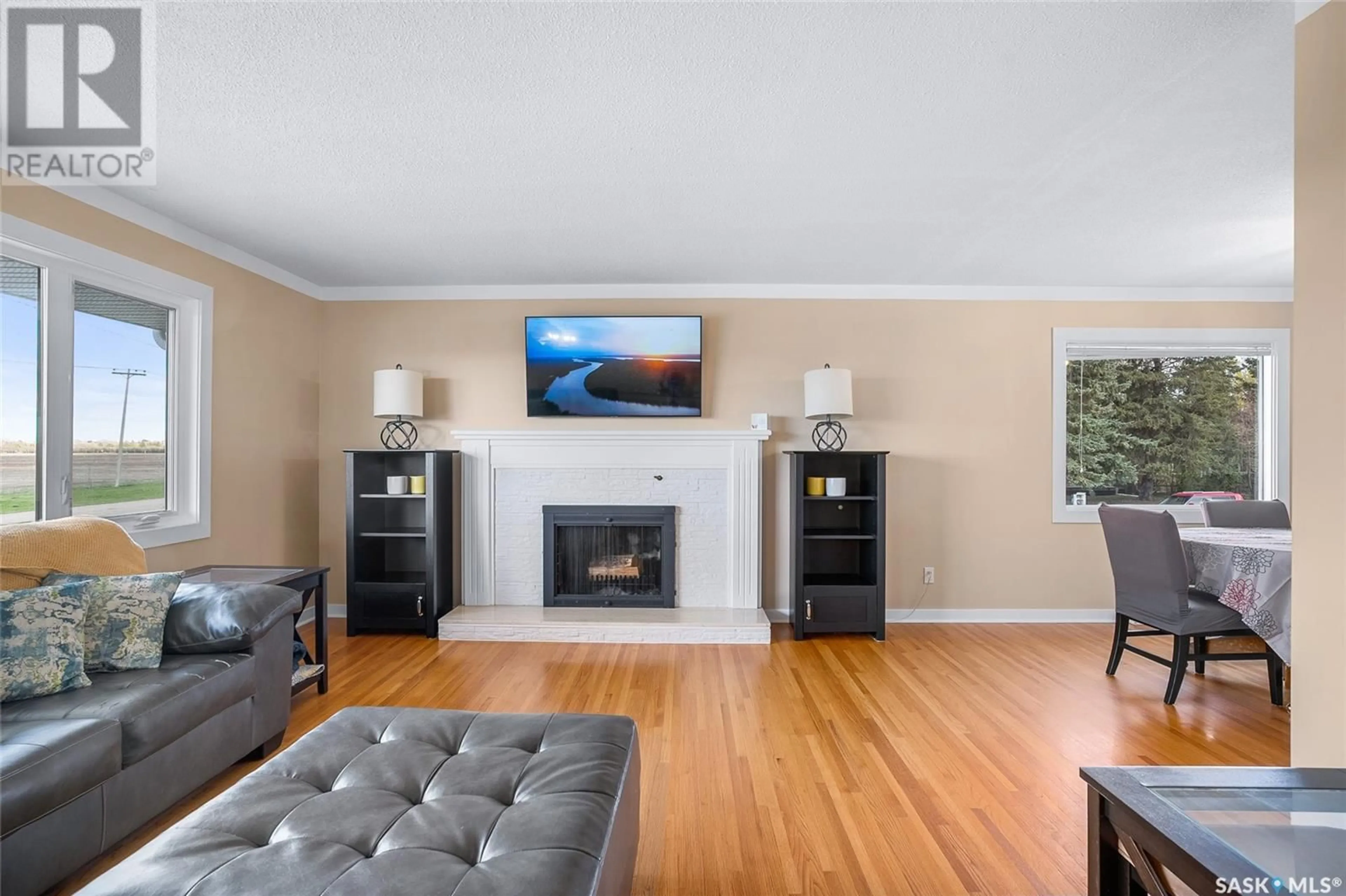 Living room with furniture, wood/laminate floor for 27 WEIR CRESCENT, Saskatoon Saskatchewan S7H3A8