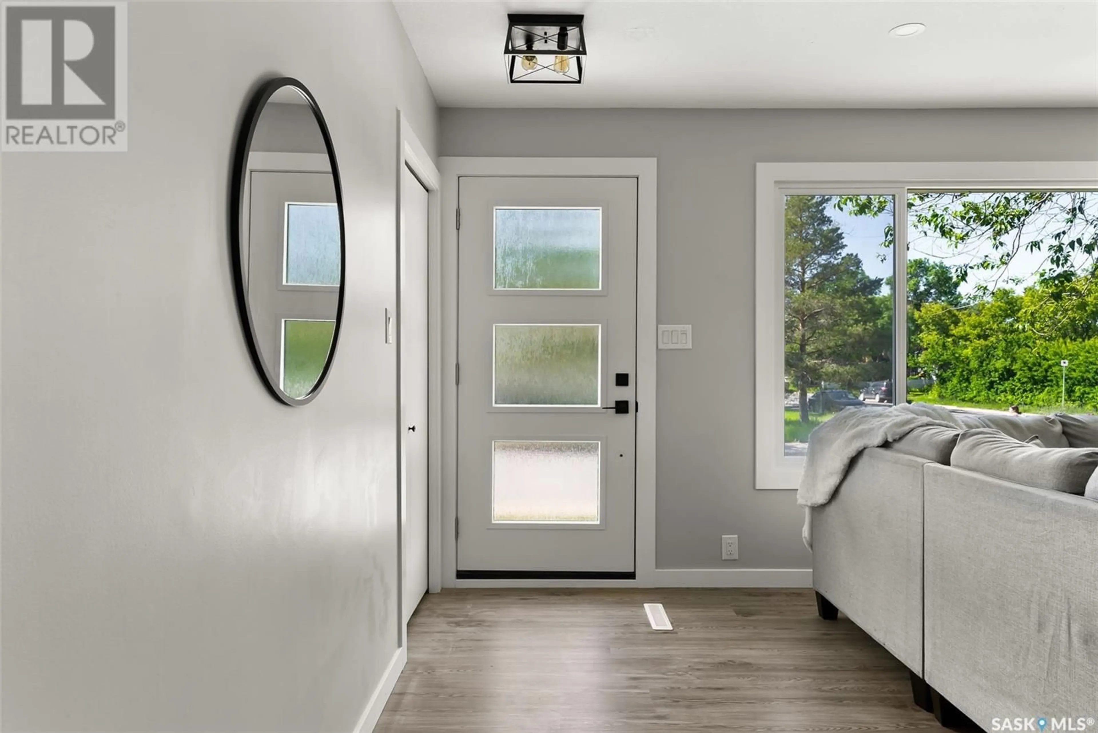 Indoor entryway for 2179 PASQUA STREET, Regina Saskatchewan S4T4M3