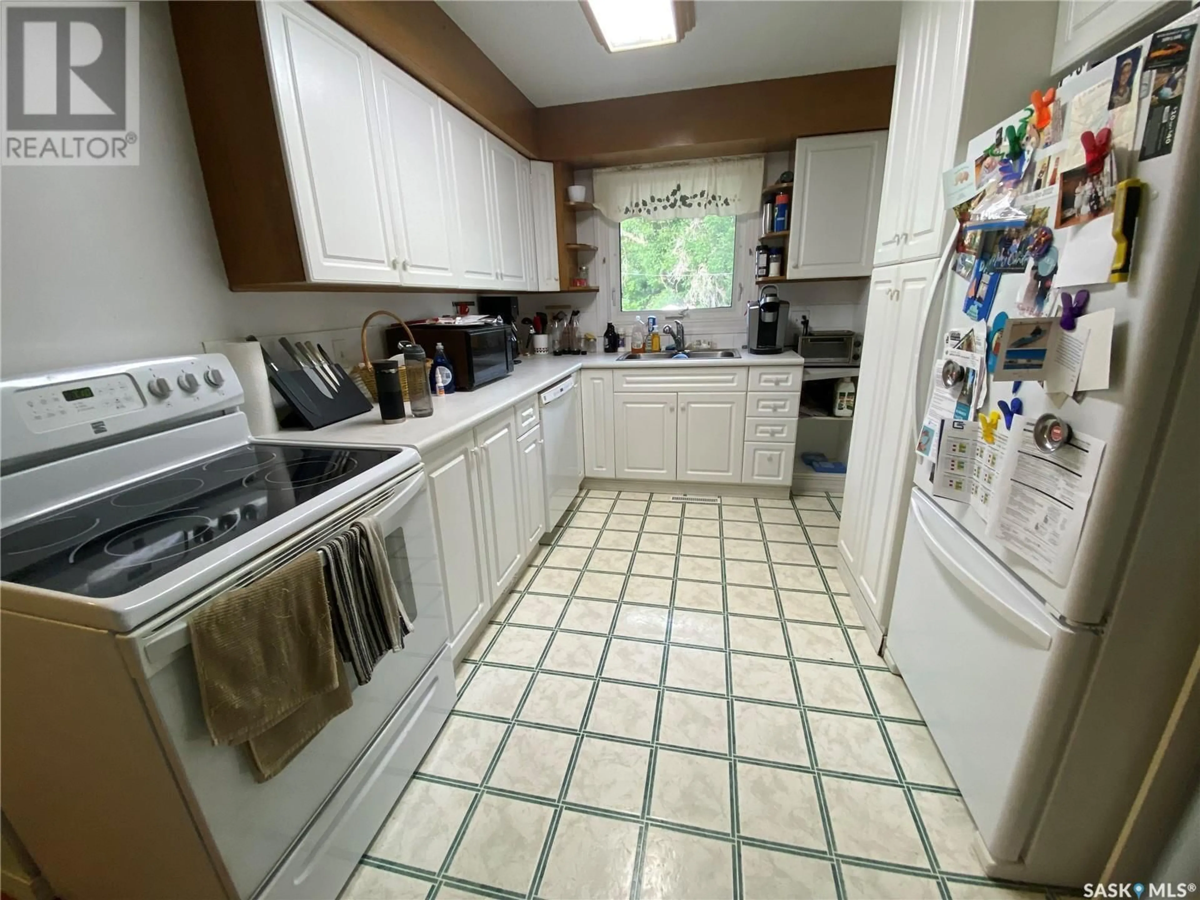 Standard kitchen, ceramic/tile floor for 236 10TH STREET, Weyburn Saskatchewan S4H1H3