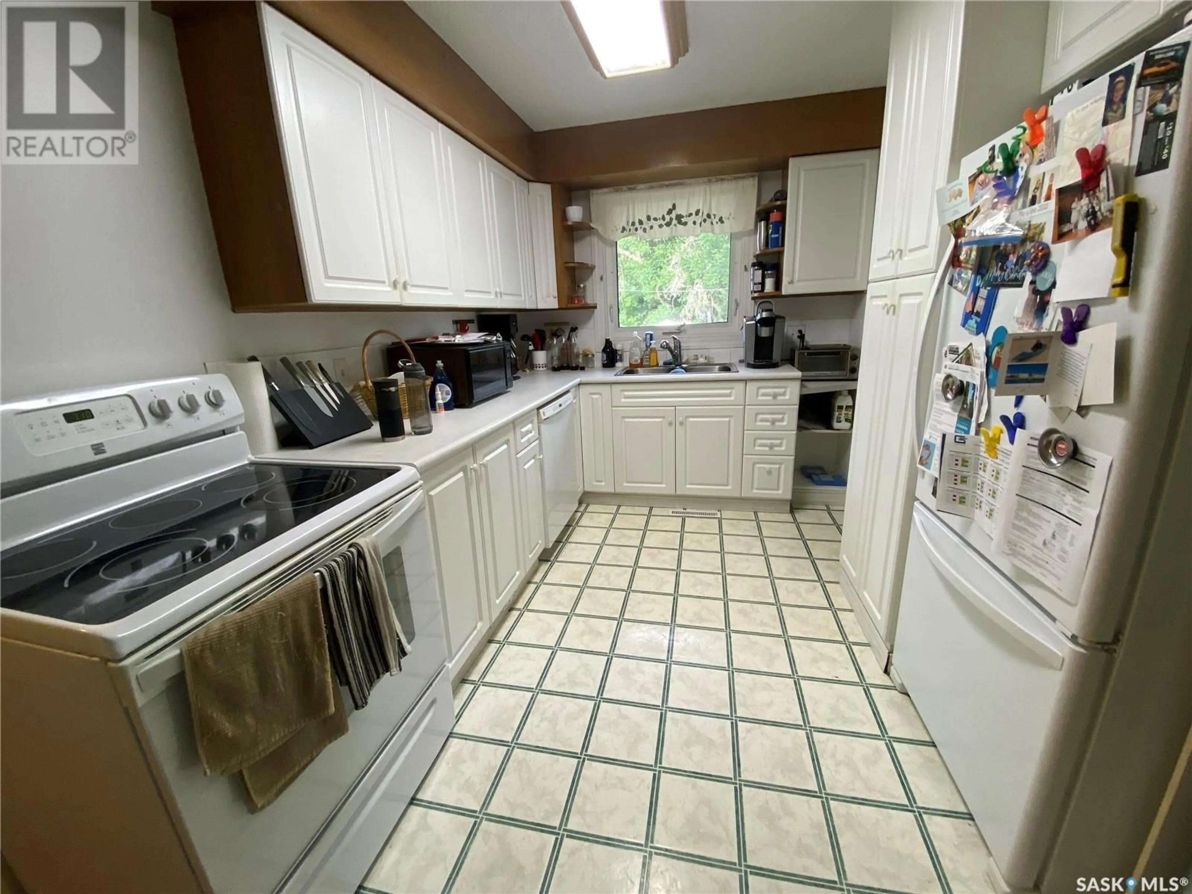Standard kitchen, ceramic/tile floor for 236 10TH STREET, Weyburn Saskatchewan S4H1H3