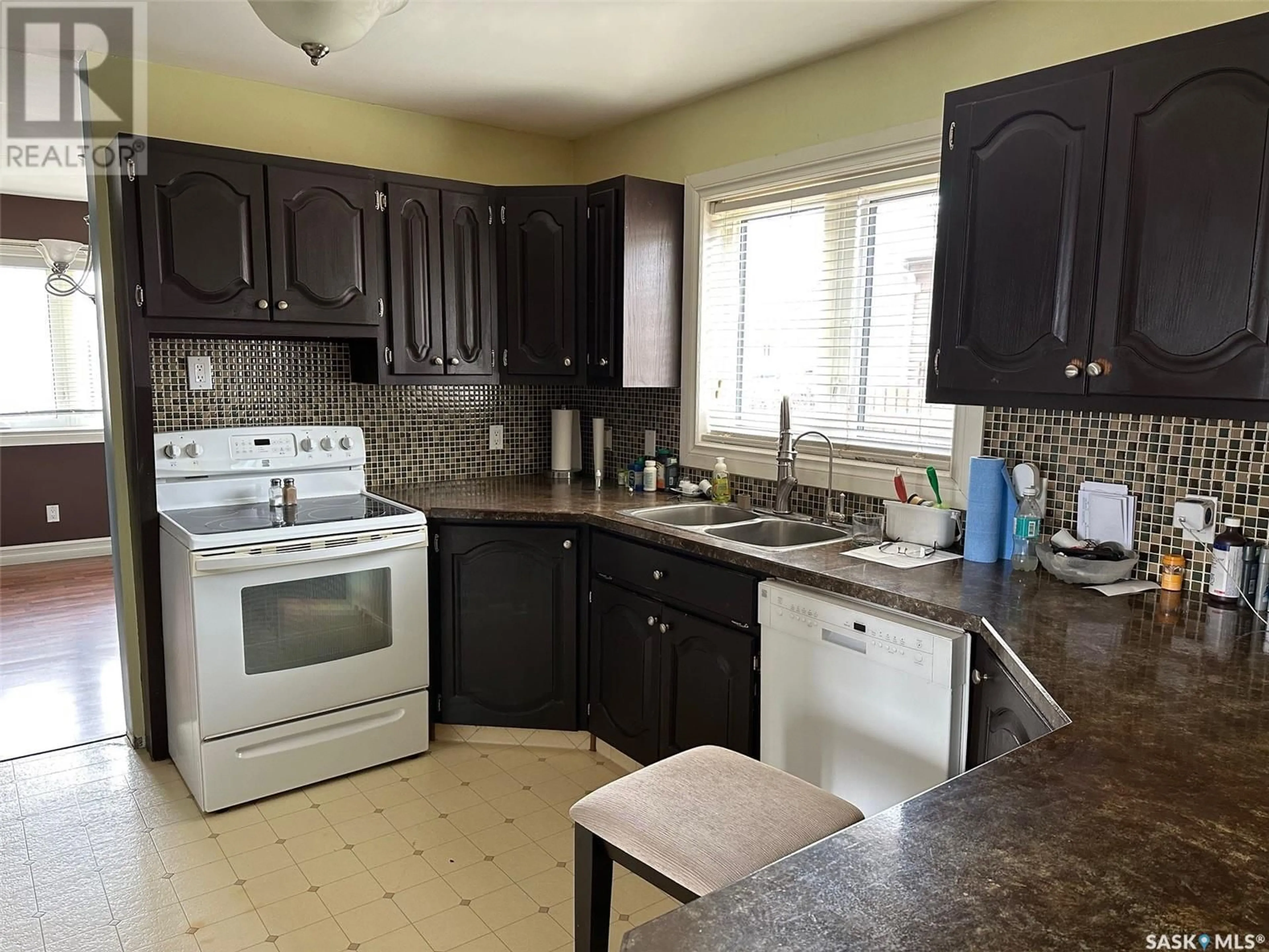 Standard kitchen, unknown for 1102 SINCLAIR BAY, Estevan Saskatchewan S4A2M7