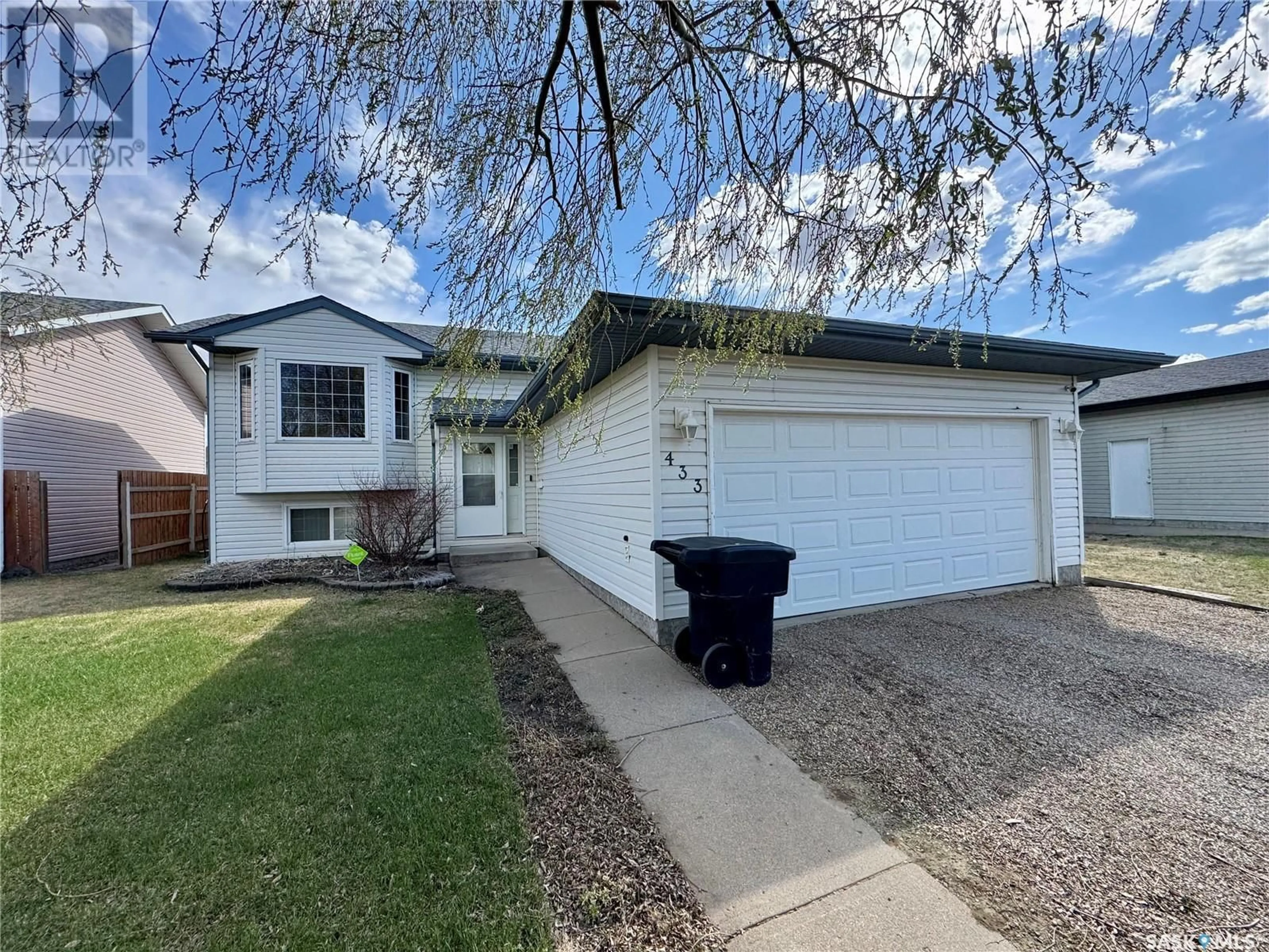 Home with vinyl exterior material, street for 433 ADAMS CRESCENT, Prince Albert Saskatchewan S6V7K6