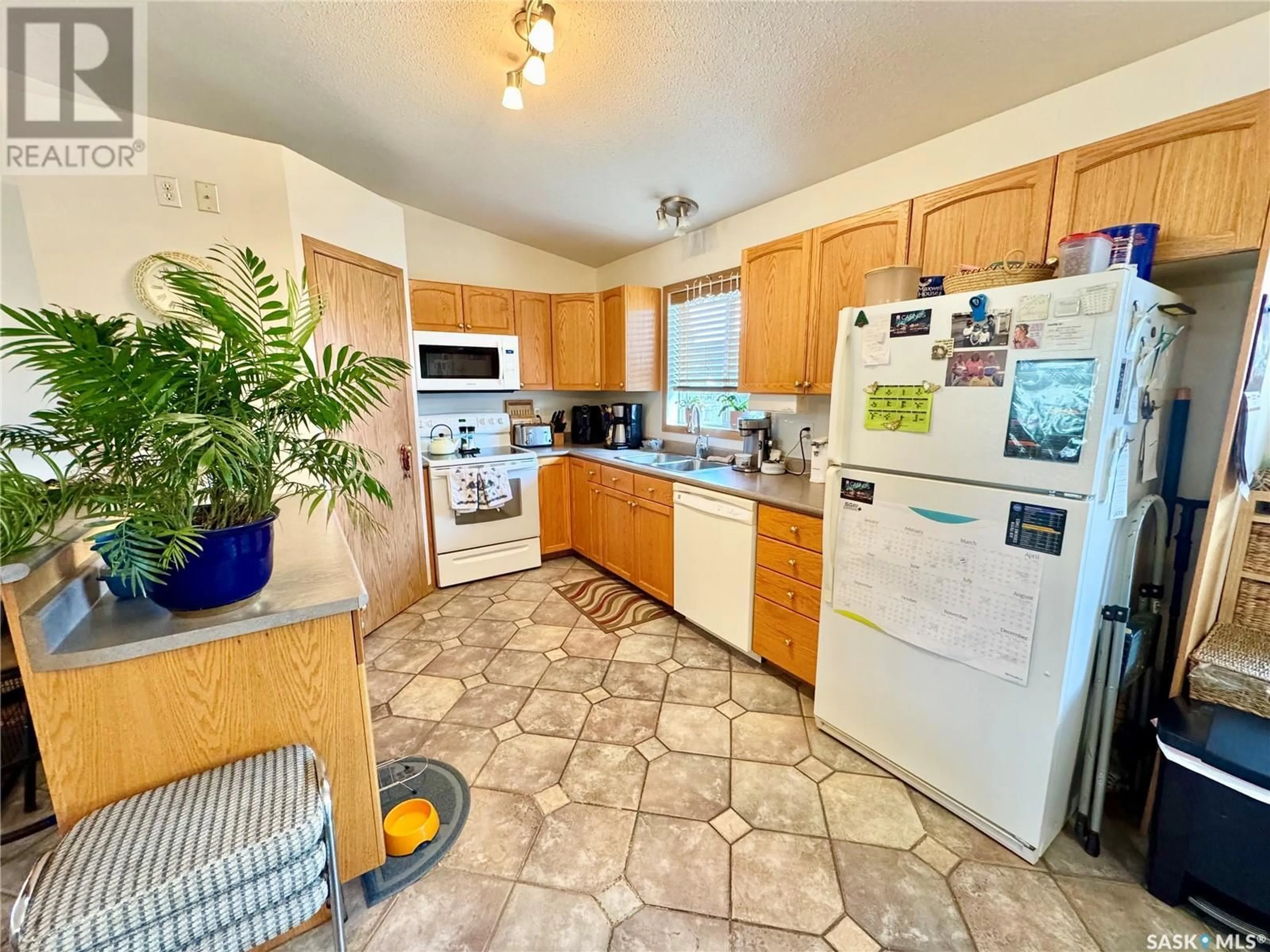 Standard kitchen, ceramic/tile floor for 433 ADAMS CRESCENT, Prince Albert Saskatchewan S6V7K6