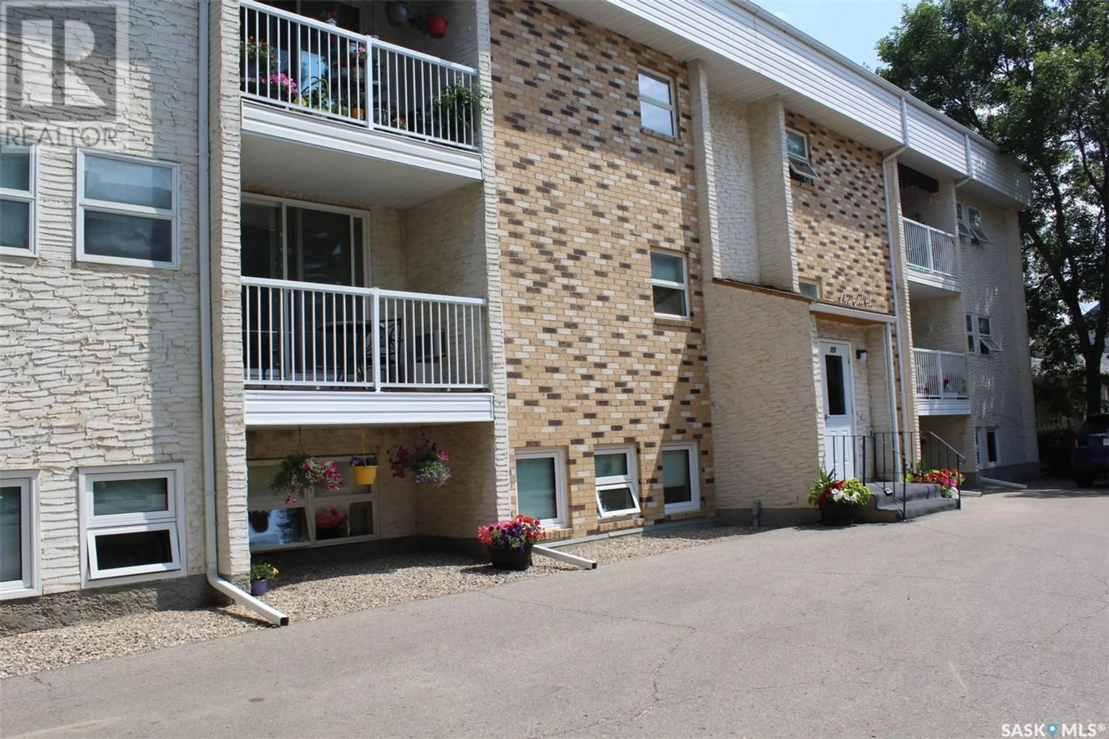 Patio, building for 13 228 3RD STREET, Weyburn Saskatchewan S4H0W6
