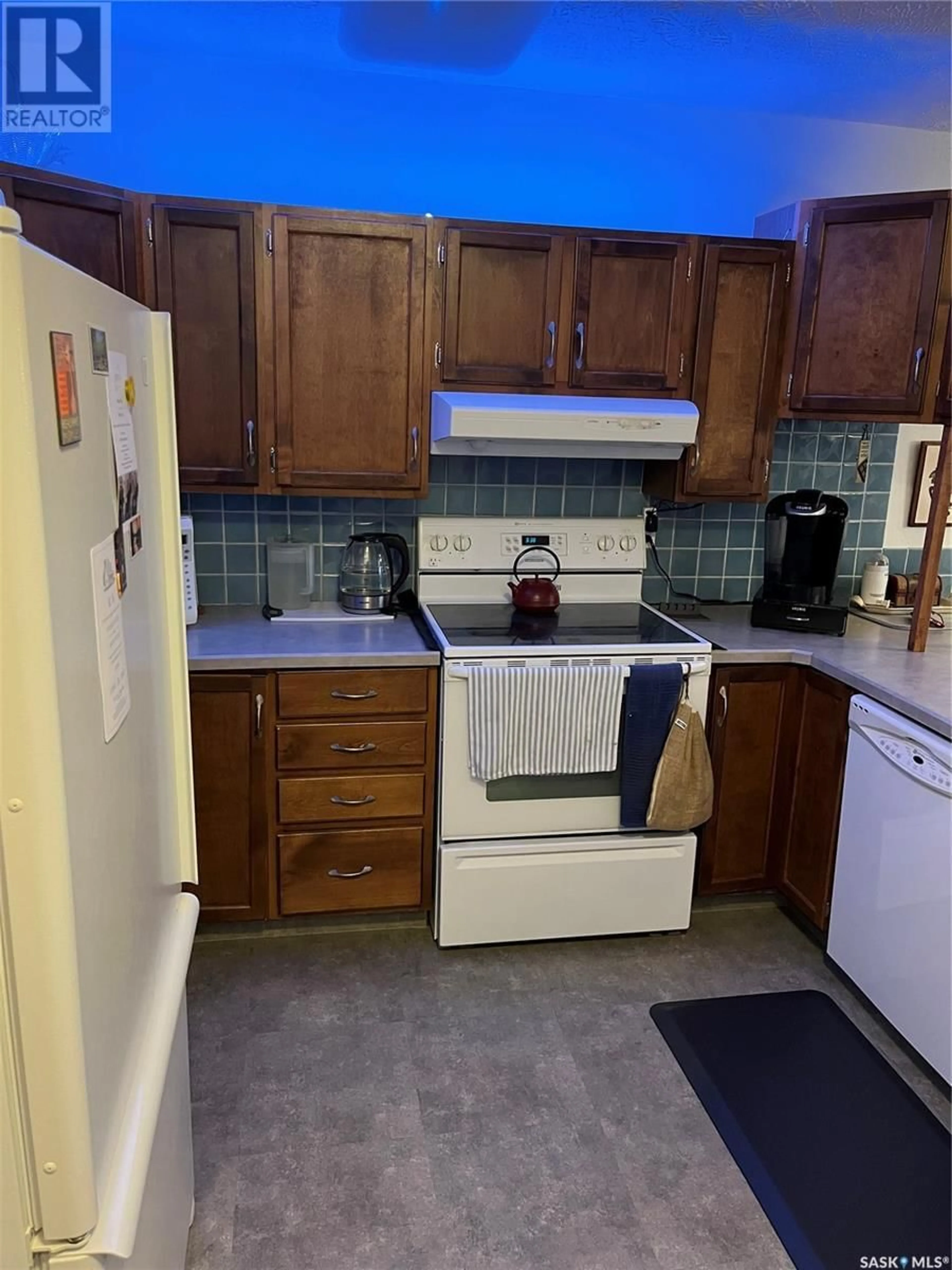Standard kitchen, ceramic/tile floor for 13 228 3RD STREET, Weyburn Saskatchewan S4H0W6