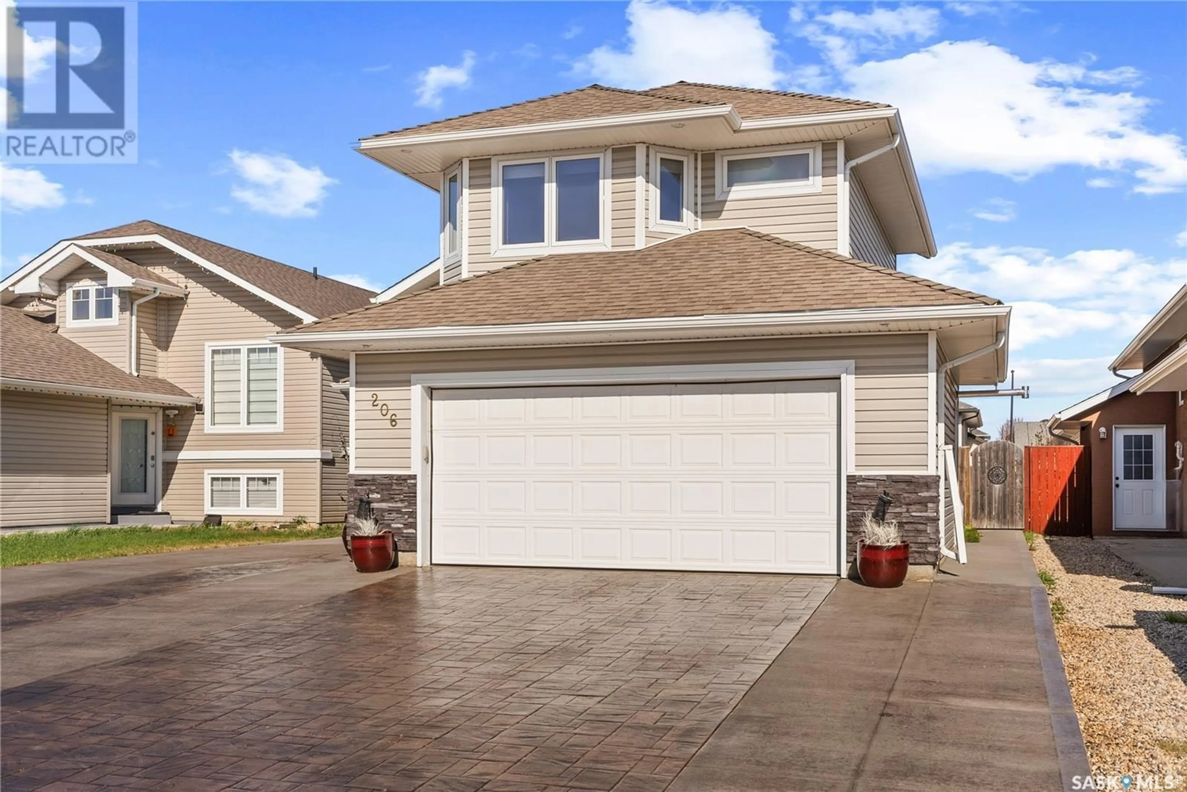 Home with vinyl exterior material, street for 206 KOROL CRESCENT, Saskatoon Saskatchewan S7R0E1
