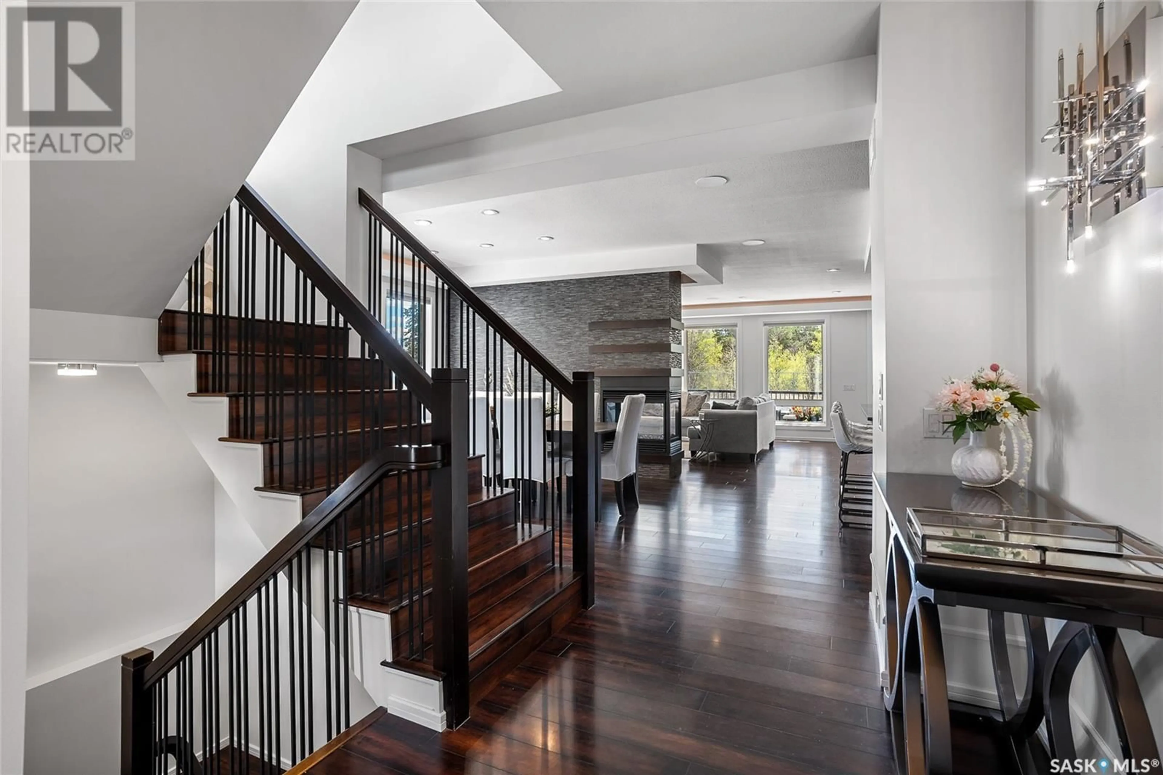 Indoor foyer for 542 SAUER TERRACE, Saskatoon Saskatchewan S7W0J8